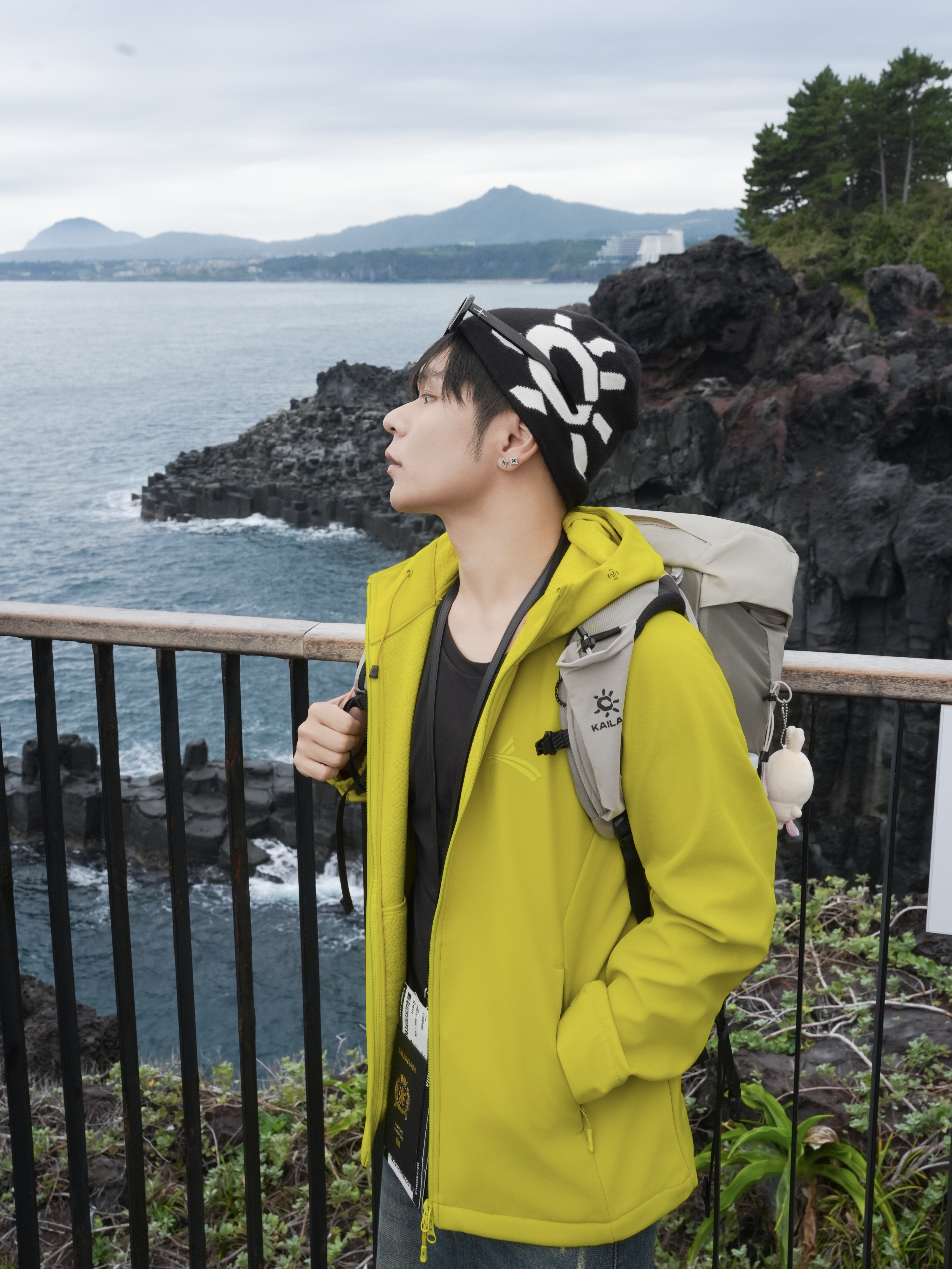济州岛海边 | 这件亮色软壳夹克出片又省事