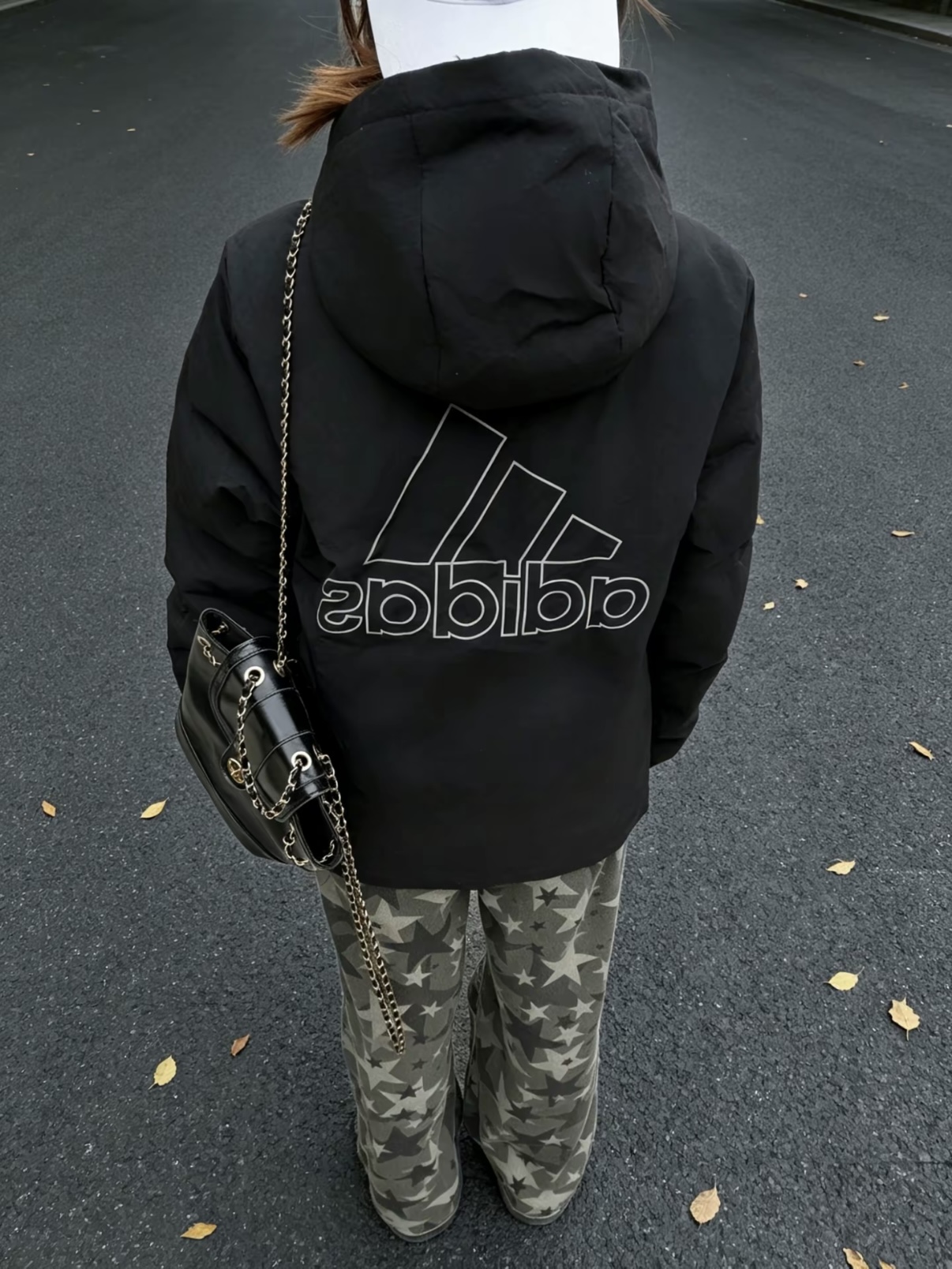 这件阿迪连帽外套，秋冬氛围感直接拉满🖤