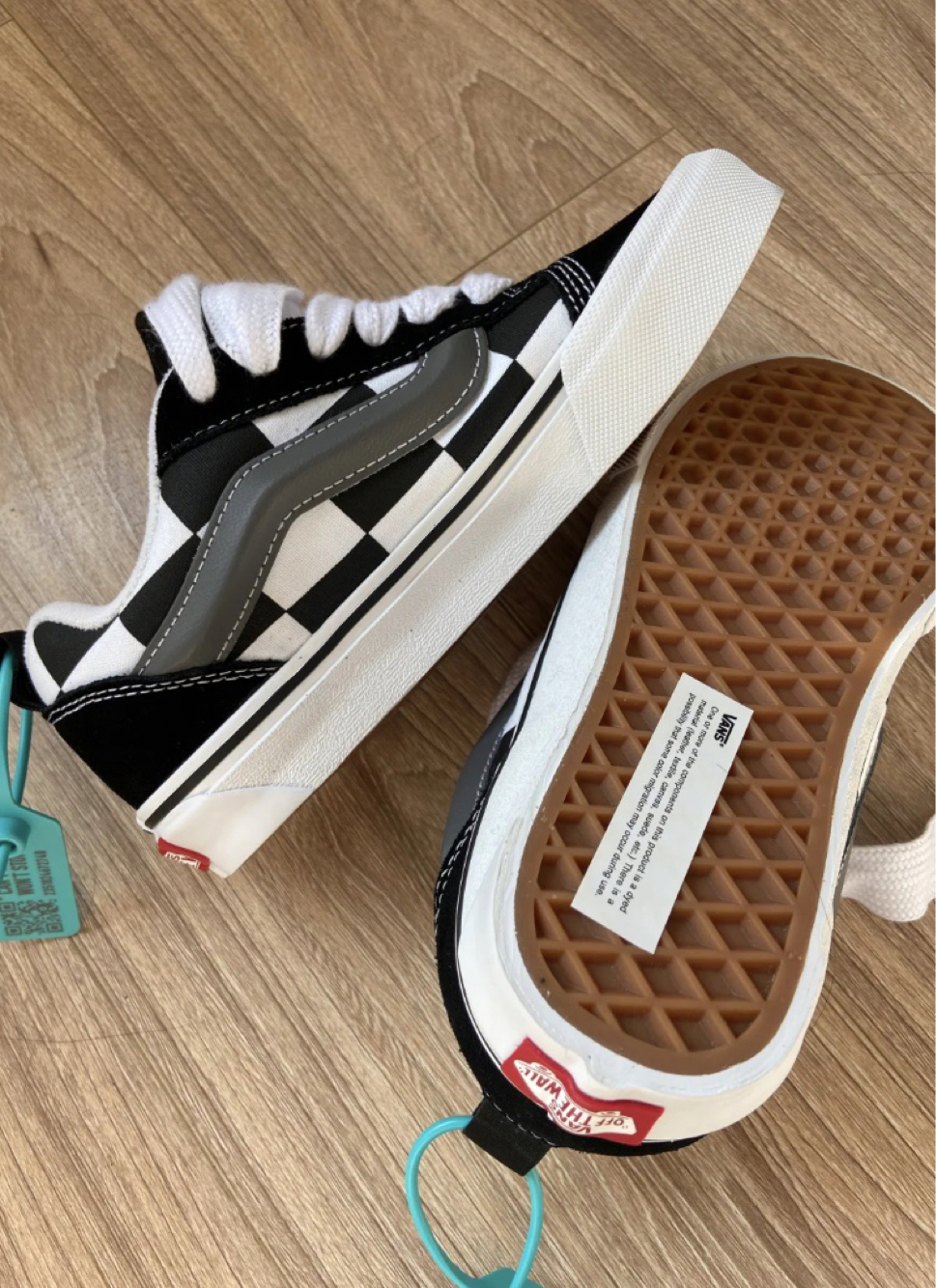 VANS 棋盘格滑板鞋：经典棋盘格图案，