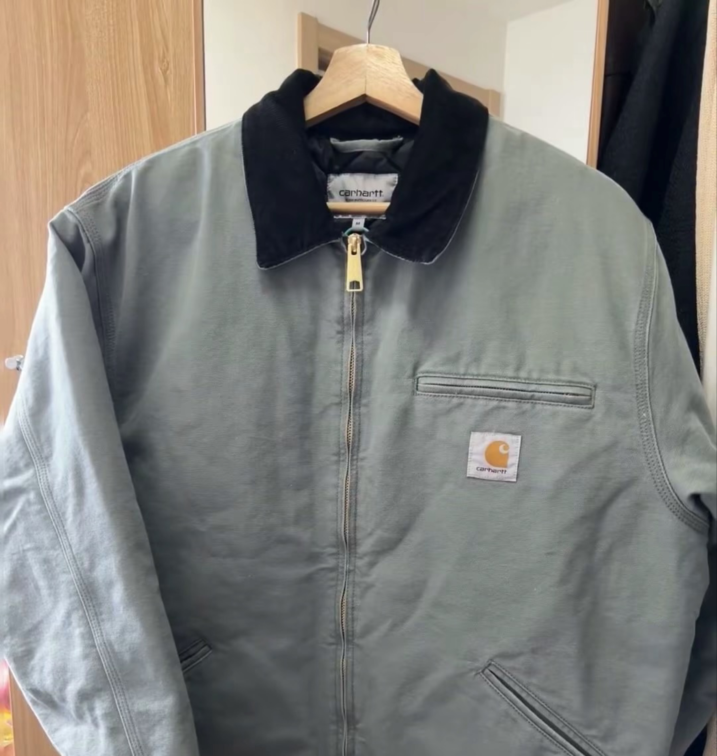 颜色：官网标注颜色为SMOKE GREE