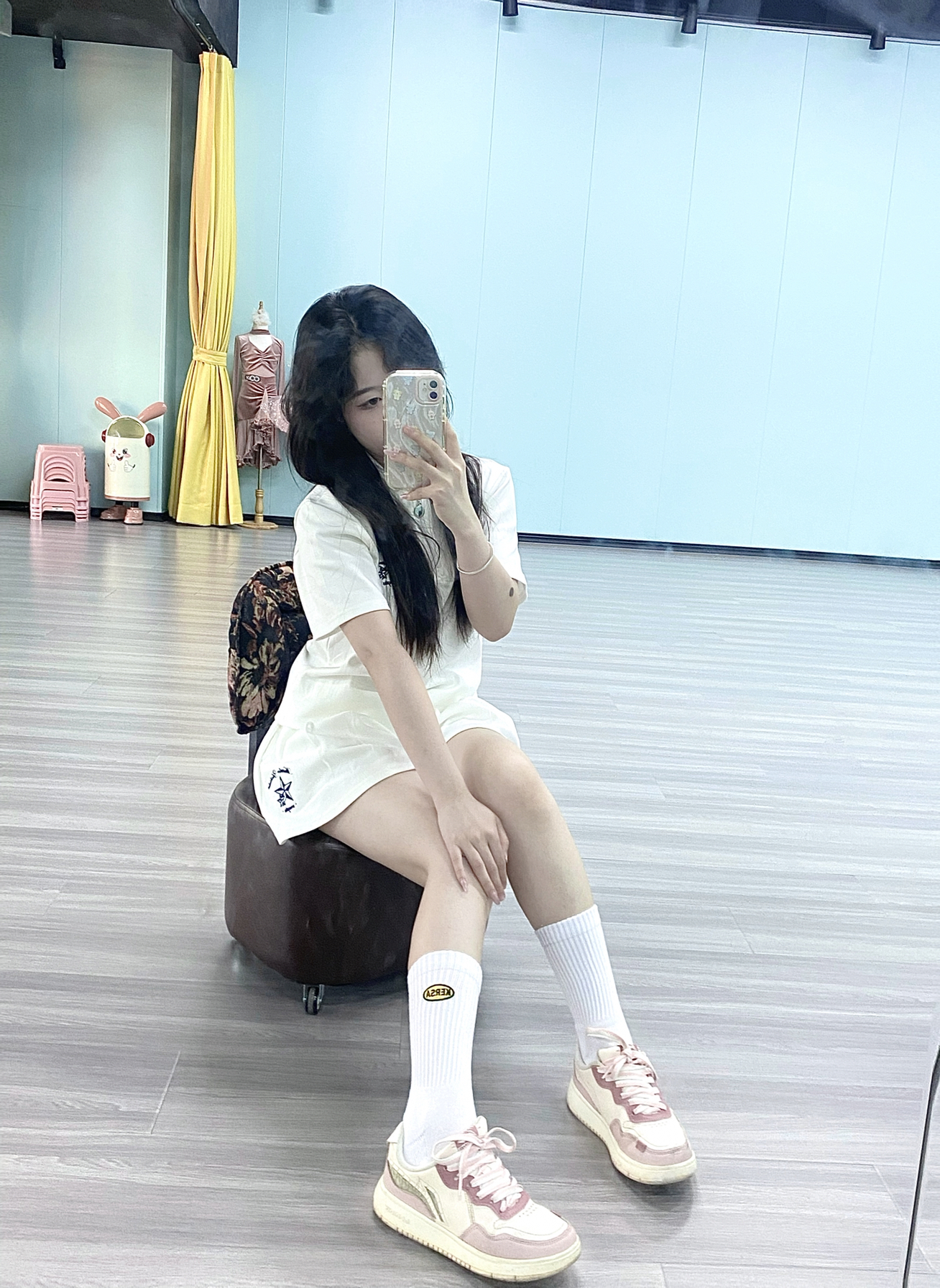 袜子质量很好 ，面料很轻肤，穿上透气吸汗