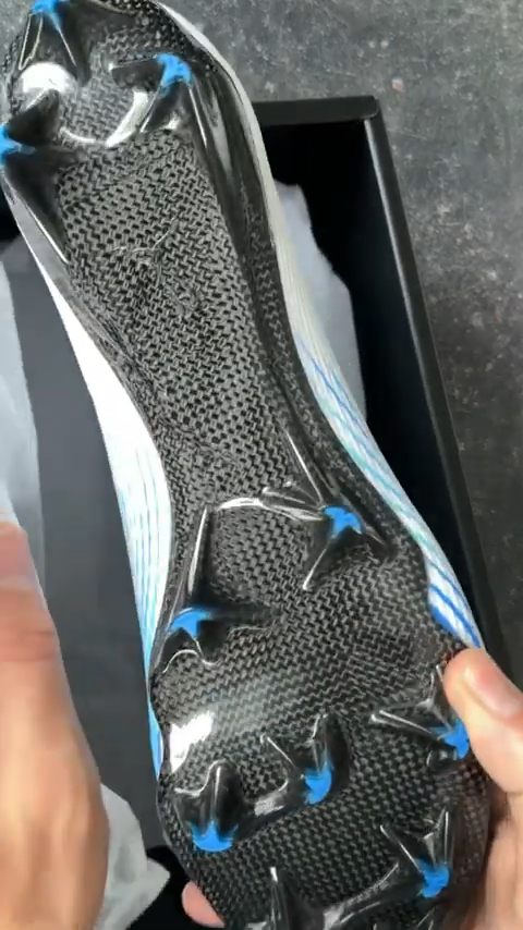 碳板足球鞋 这你受的了？