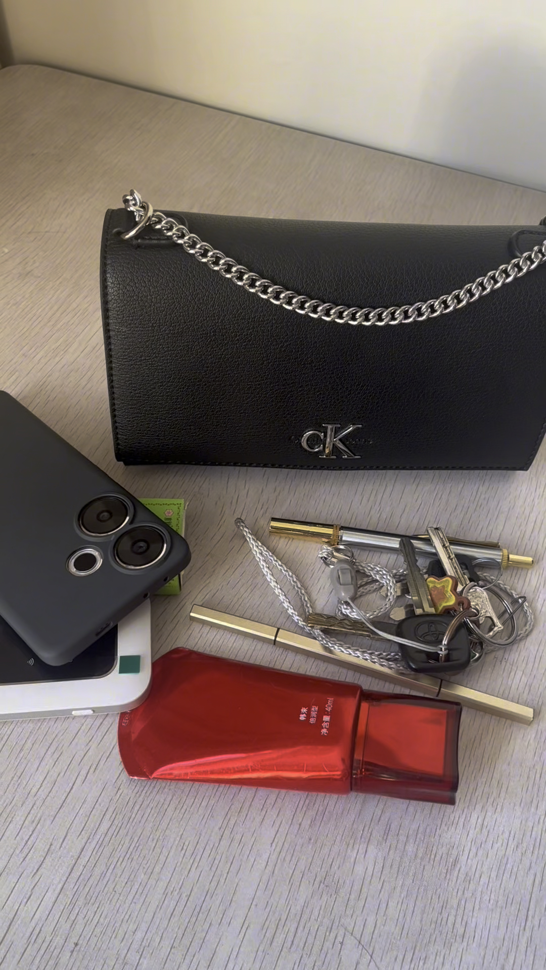 CK字母链条包实战容量测试，还挺能装的呢😁