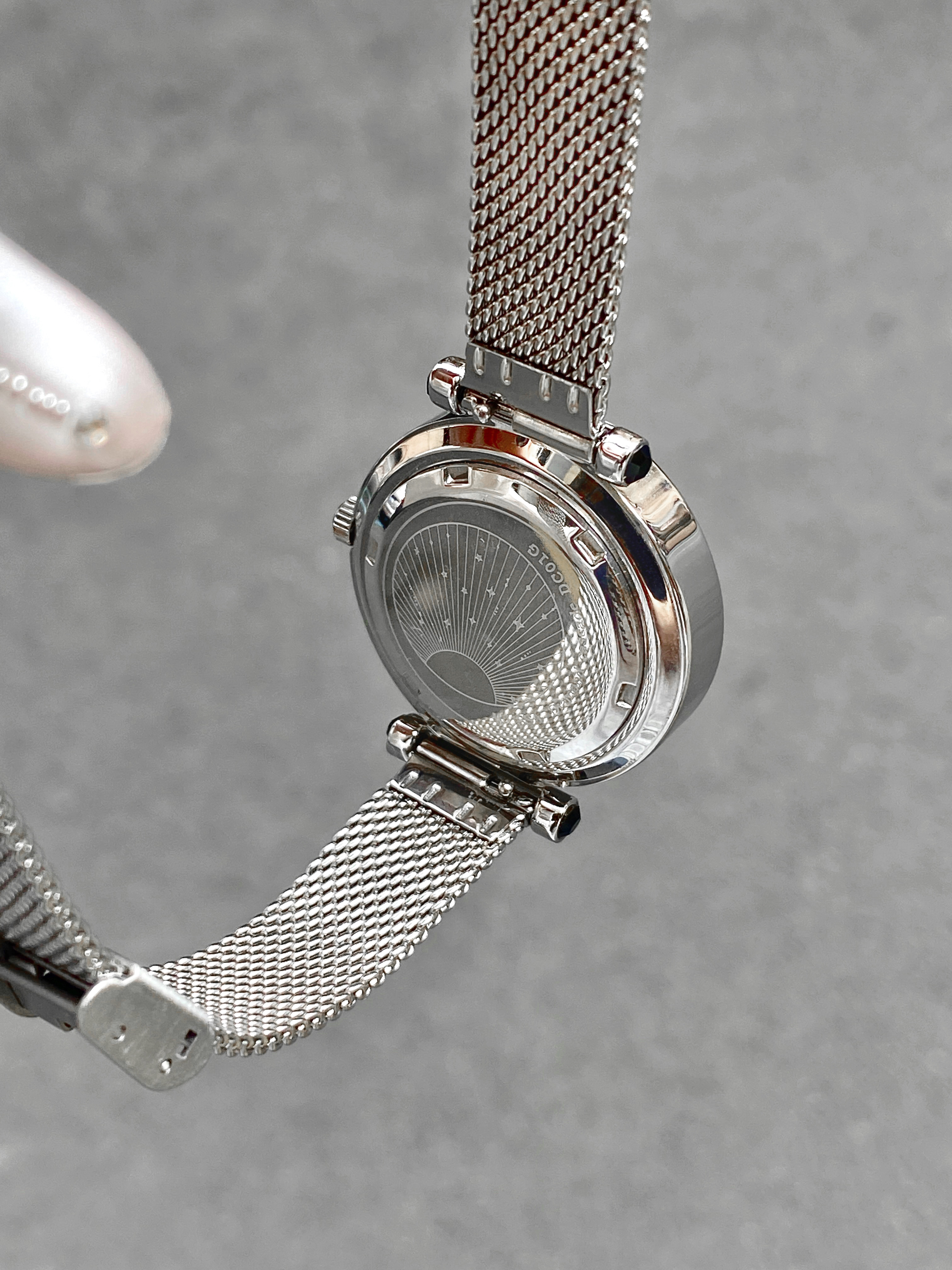 银色掩饰不住的高级