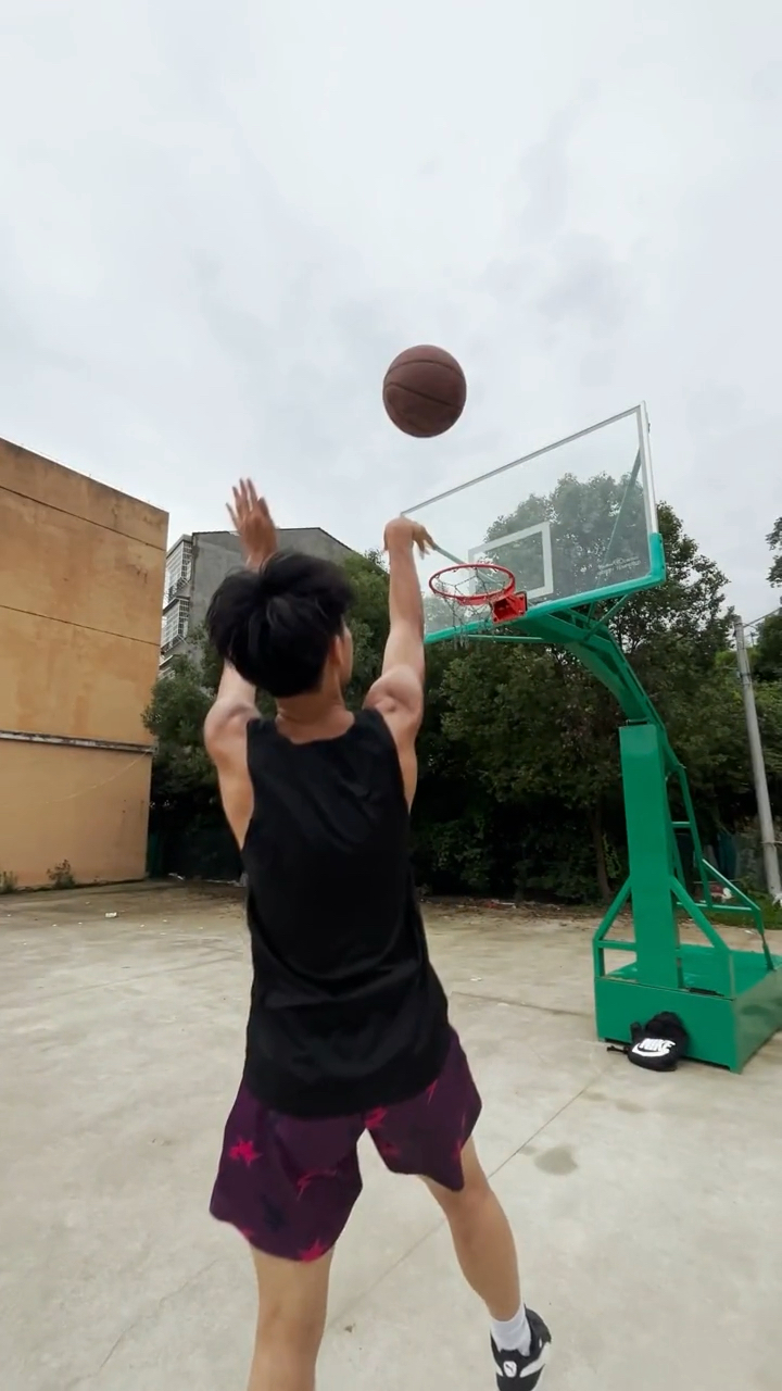 这条裤子我穿了很久 颜值方面相当高 而且