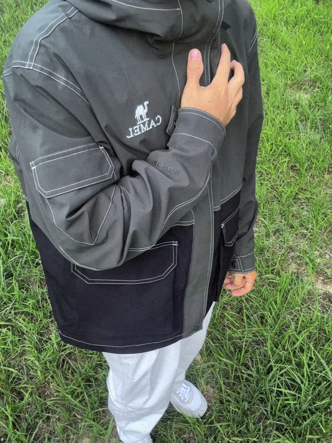 骆驼冲锋衣大学生的校服