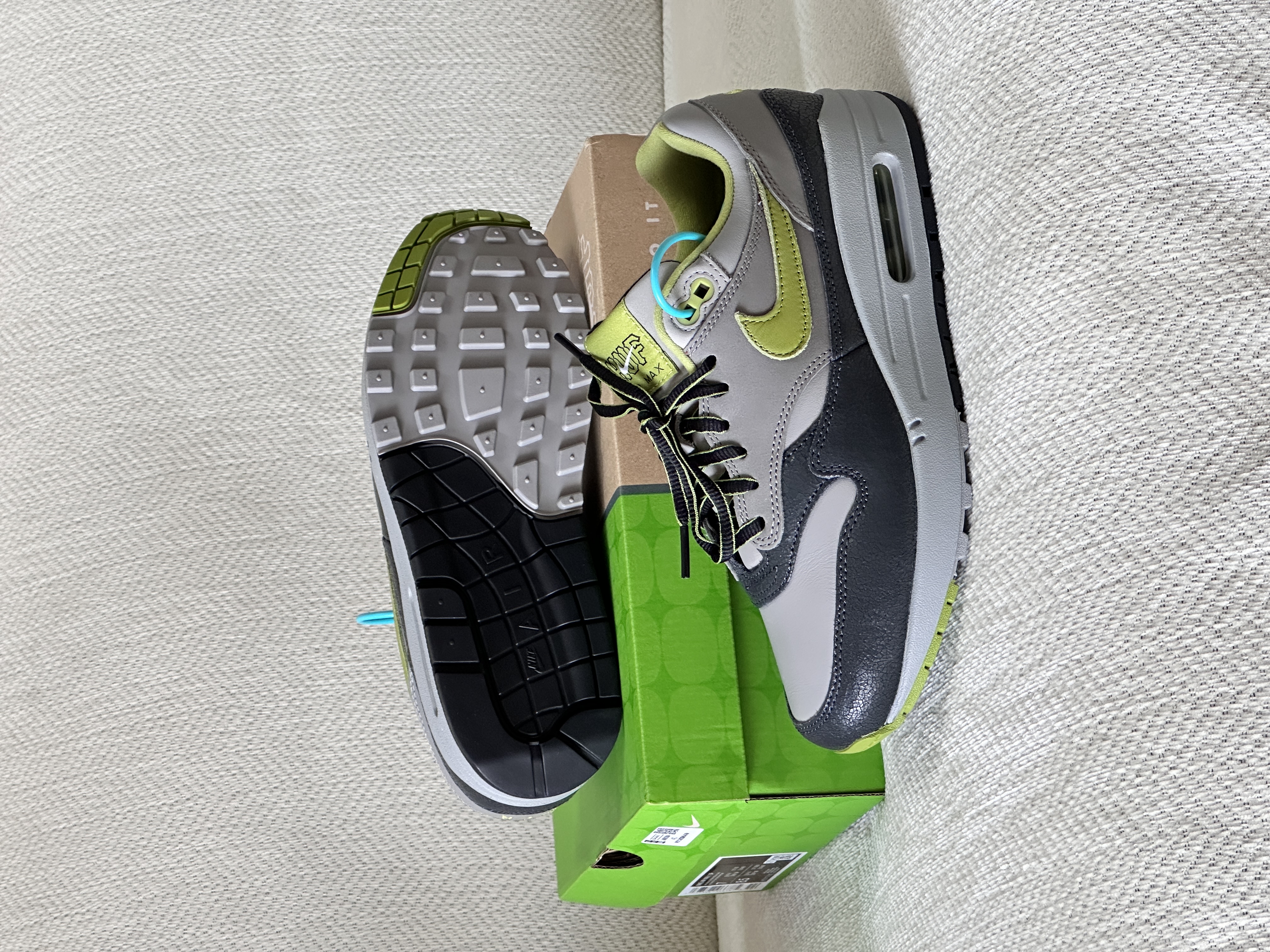 三百多就能规格更高的 Air max1 联名鞋不香吗？