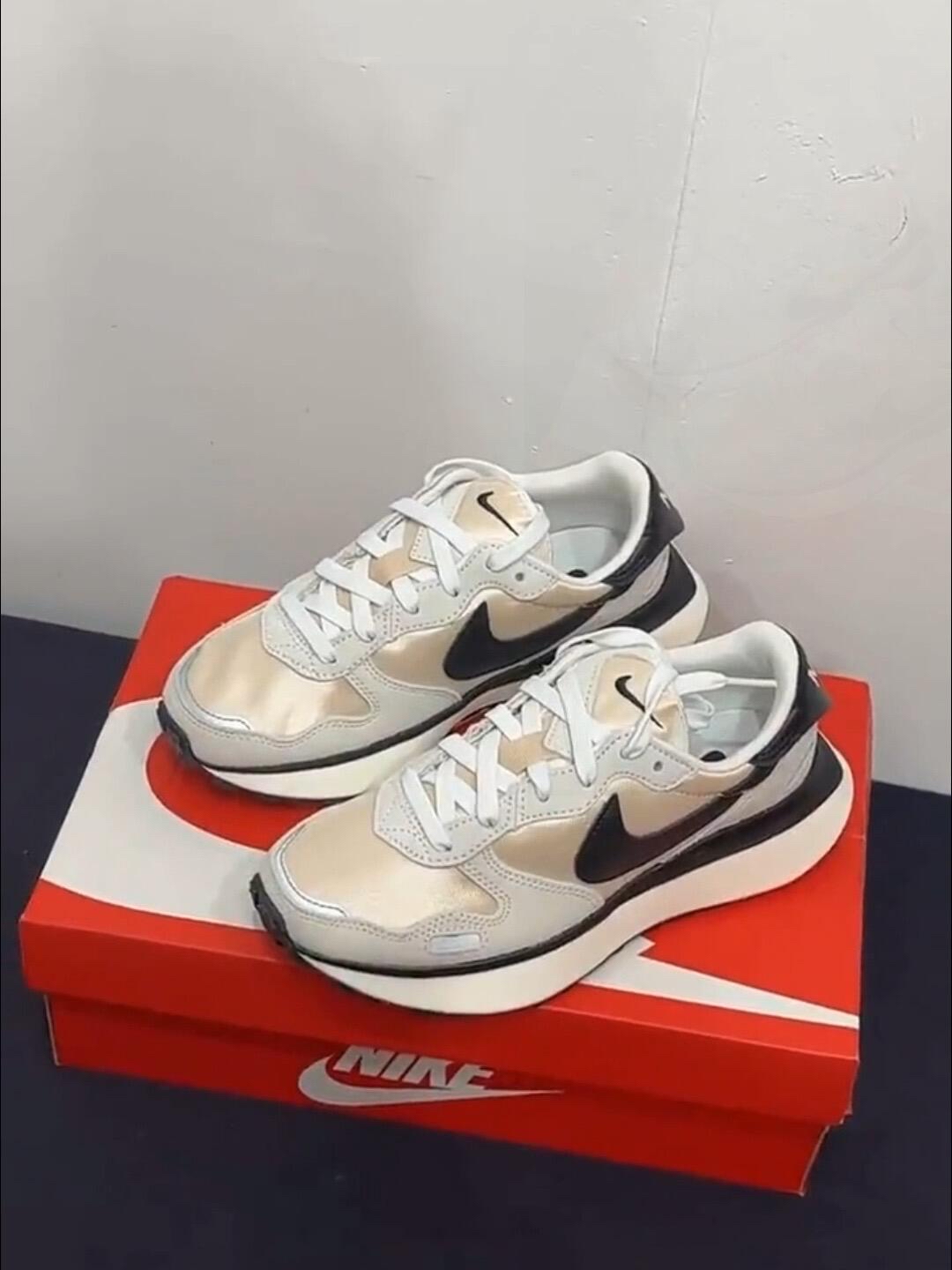 复古风的 Nike Phonix Waffle