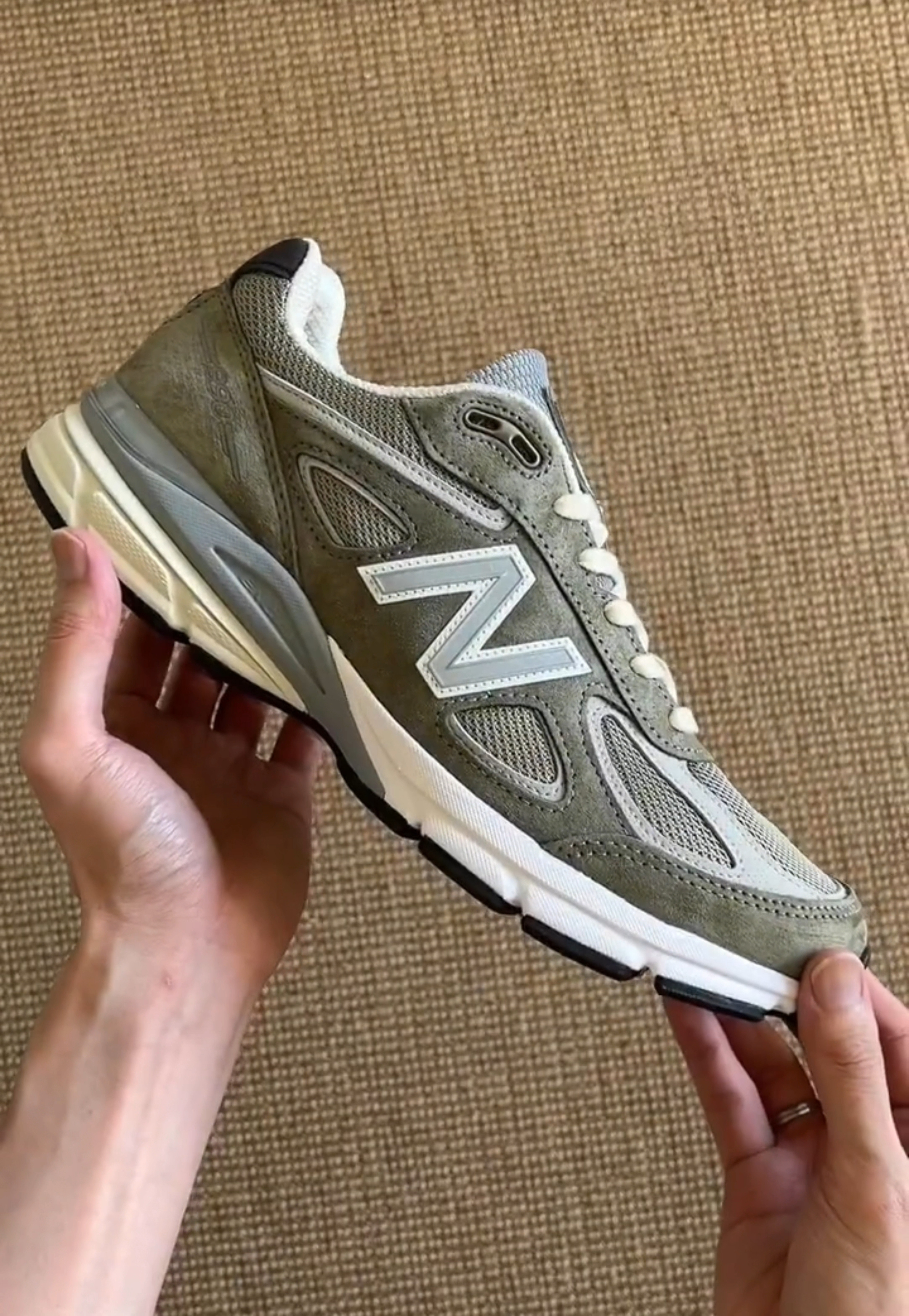 最近挖到宝啦，就是这双New Balance 990v4！