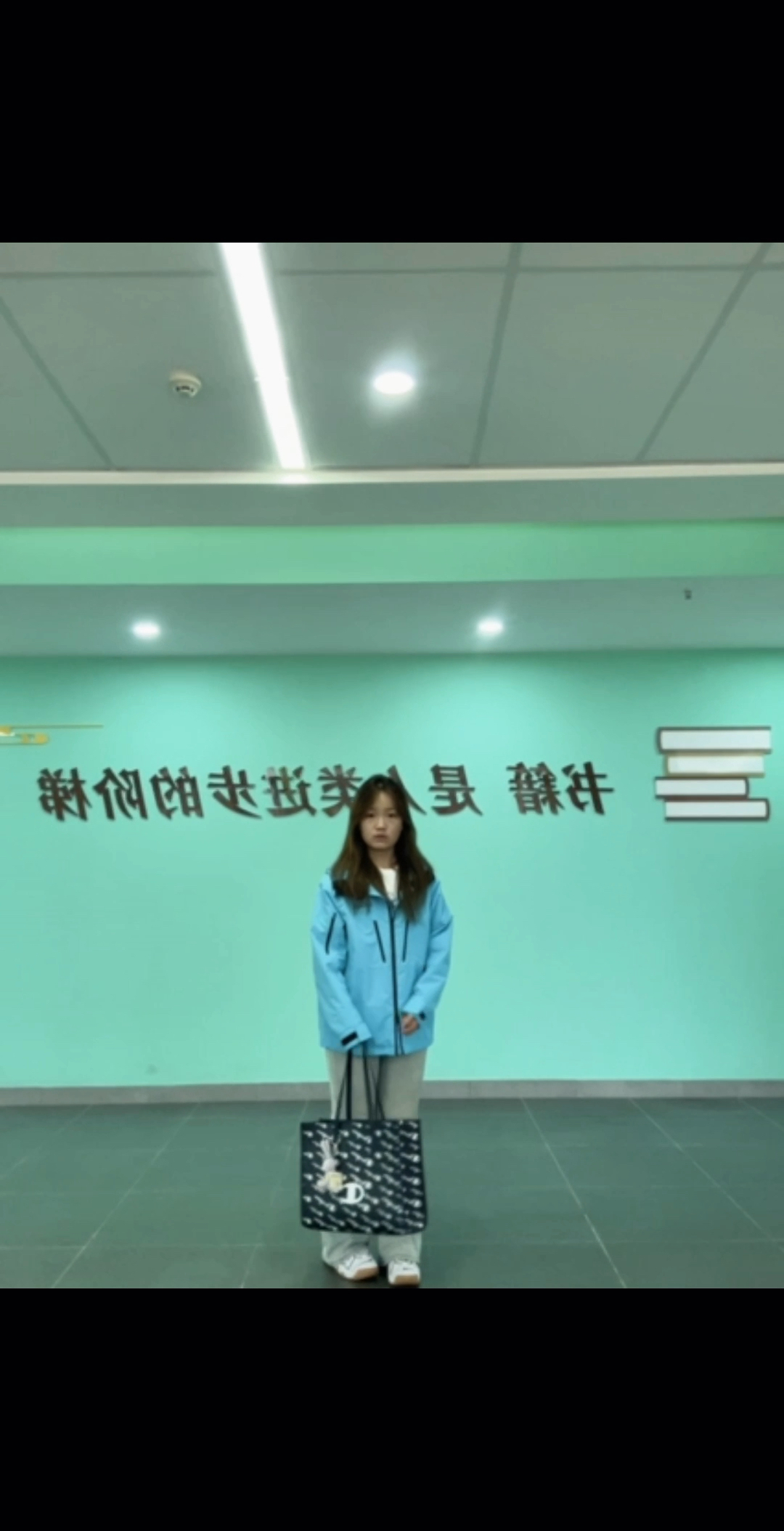 逆光蓝冲锋衣真好看🤓