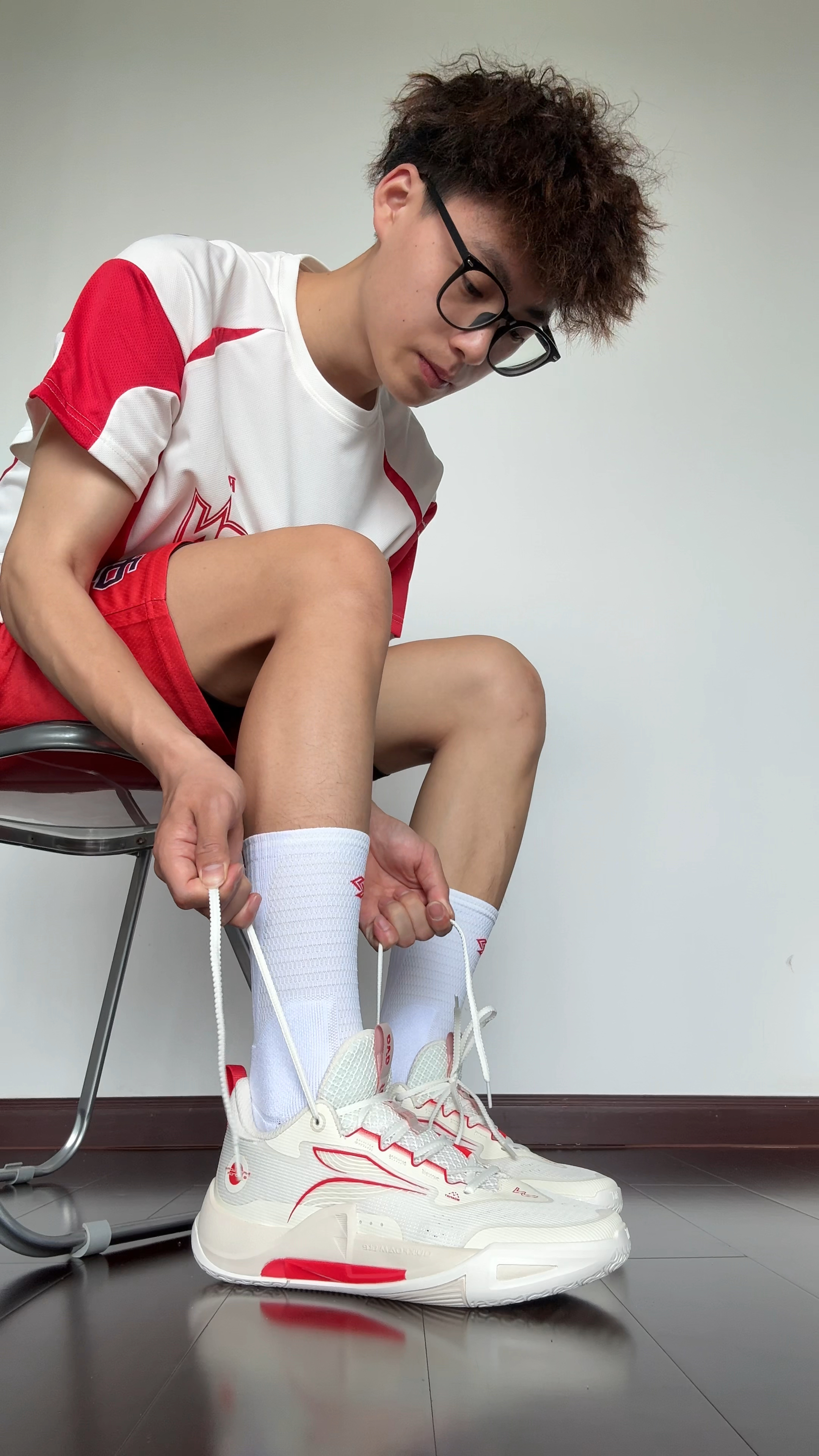 篮球男孩活力感白红球鞋穿搭分享