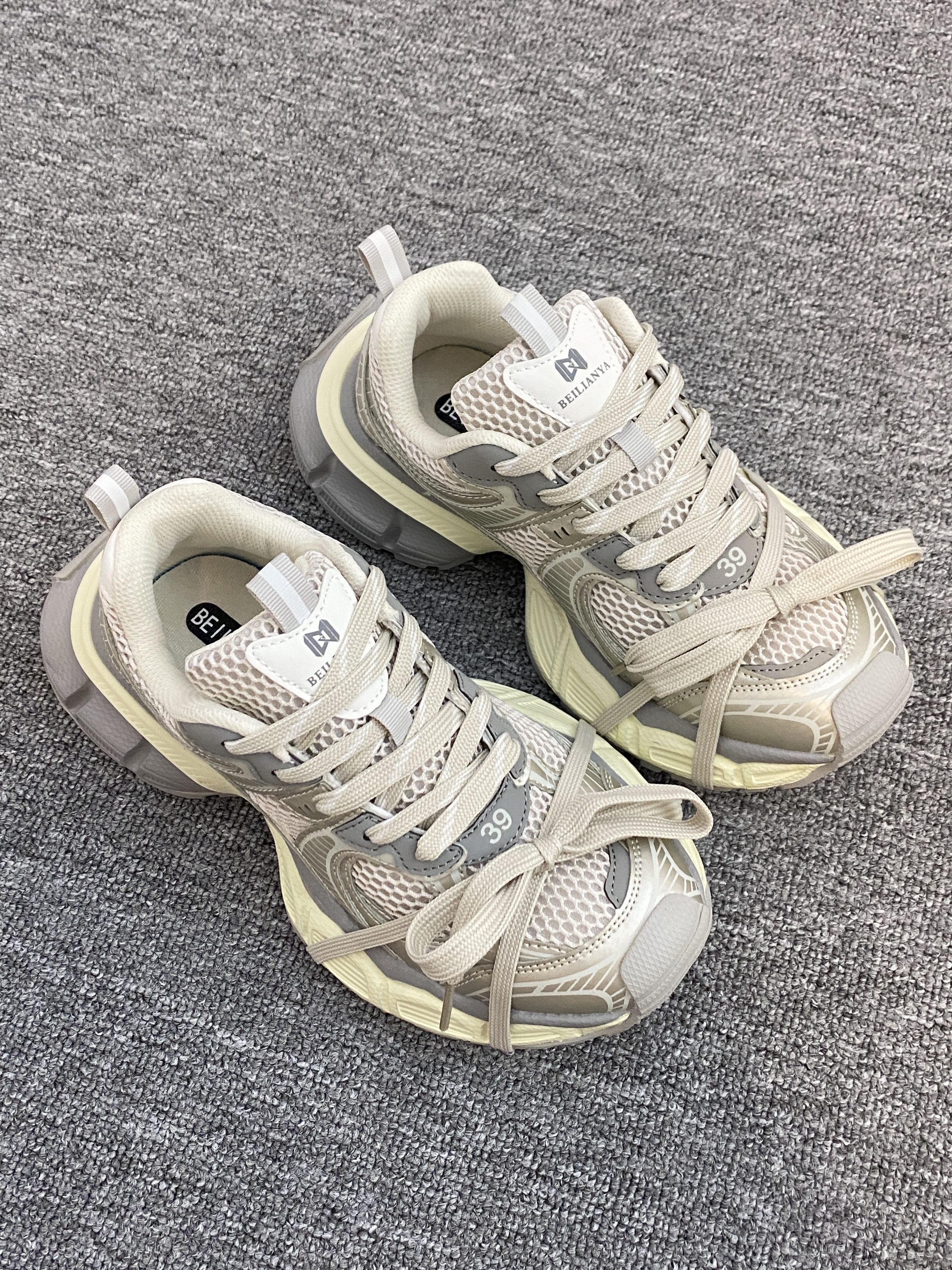 泰cool啦!好有feel的银灰系老爹鞋👟