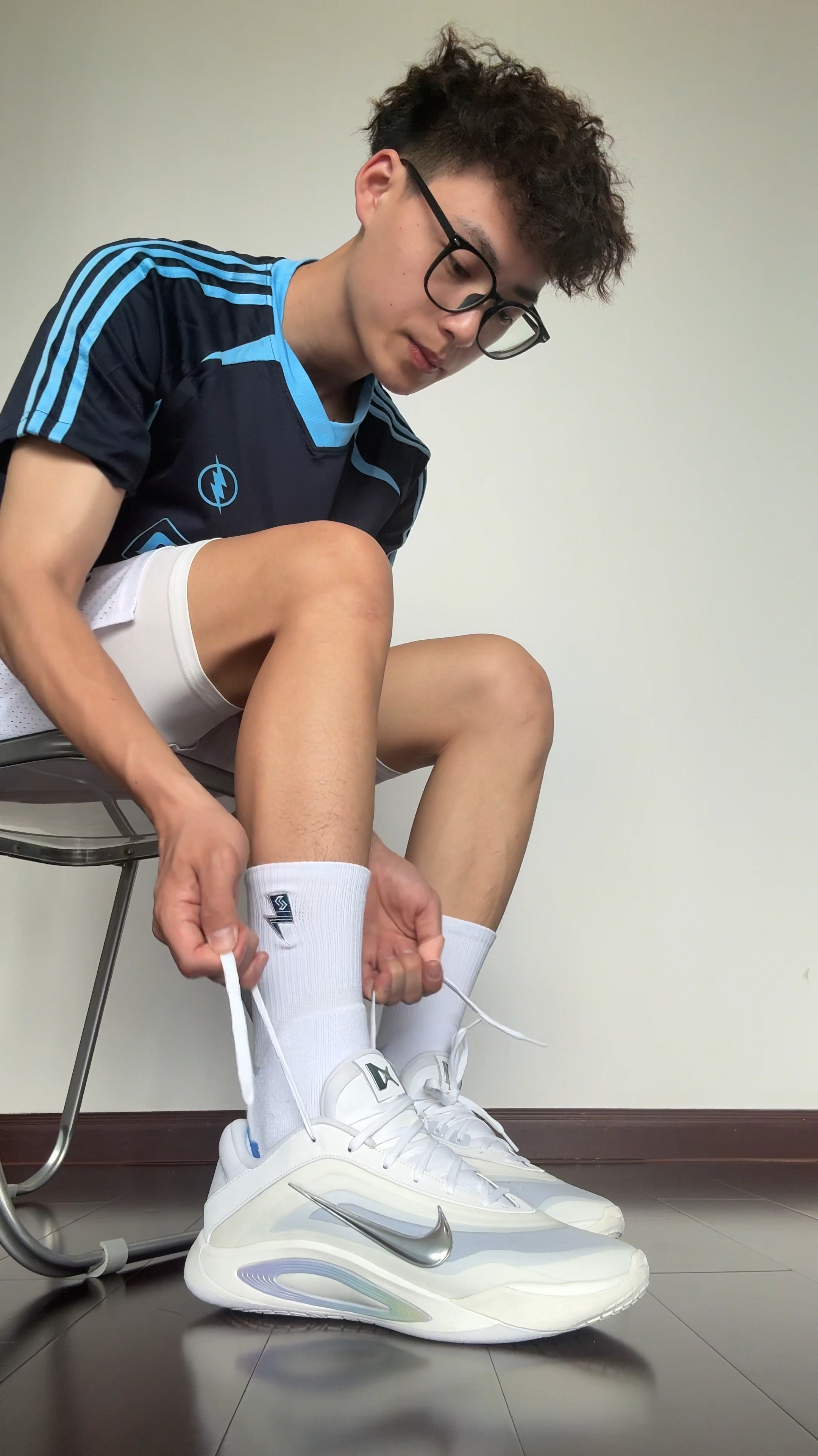 篮球男孩打球包帅的白蓝球鞋上脚分享