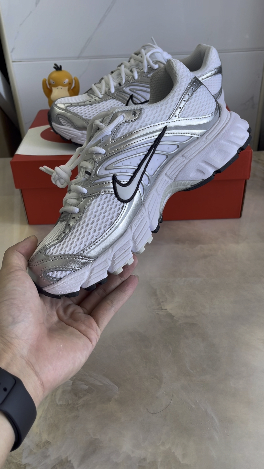 谁懂Y2K女孩对Nike Air Max Moto 2K的爱！