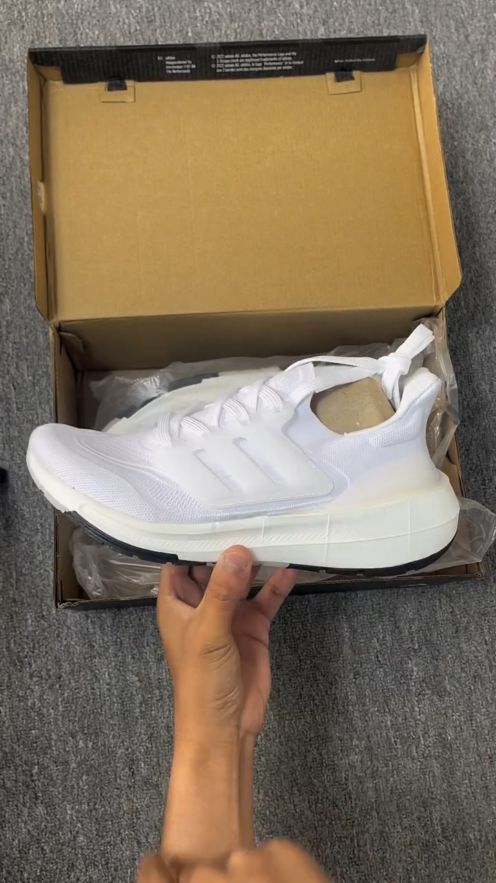 阿迪白色跑鞋开箱