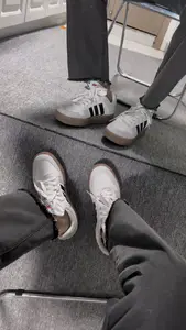 阿迪达斯小白鞋