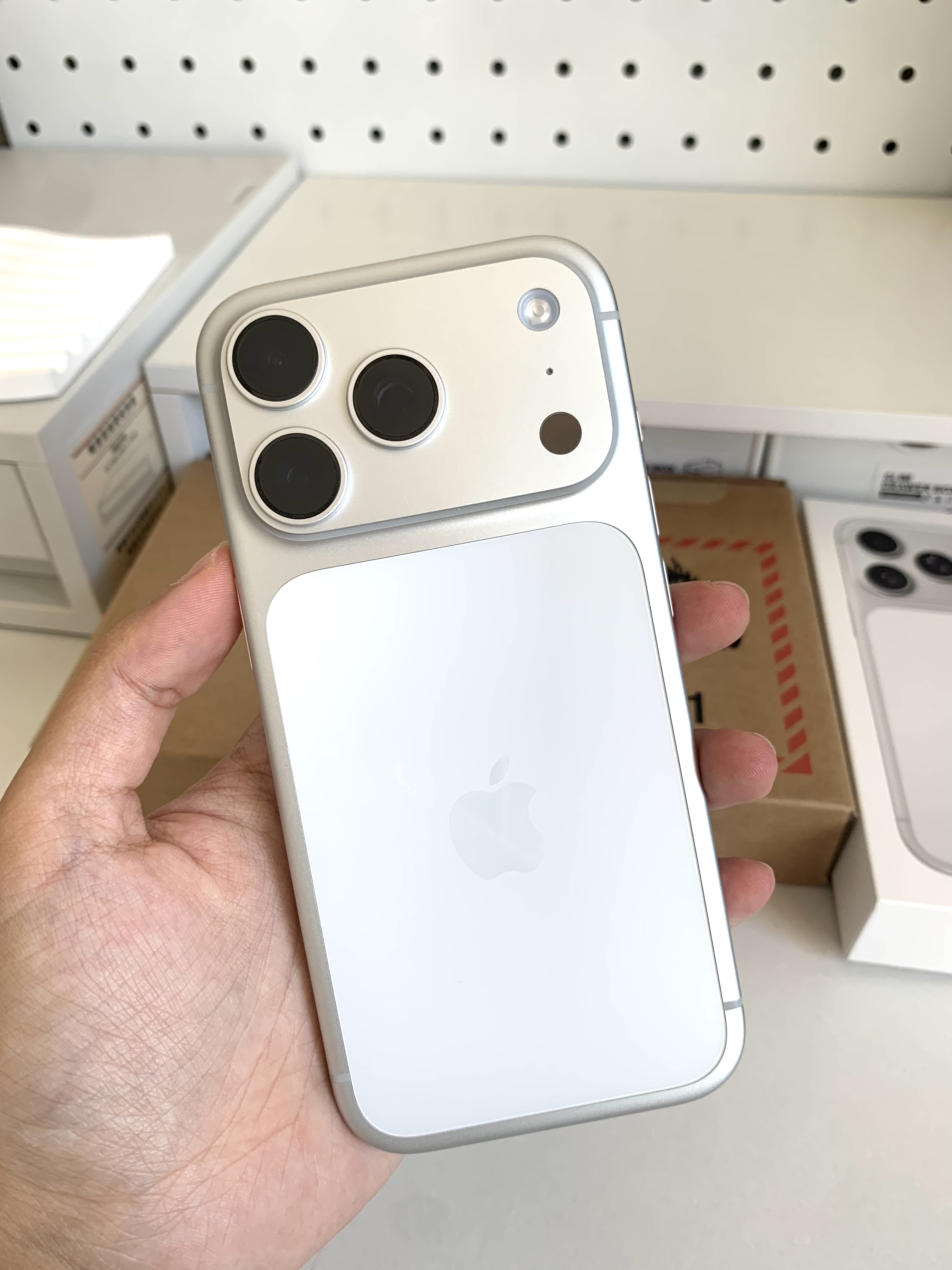 iPhone17pro银色开箱,刚拆开,热乎的👏