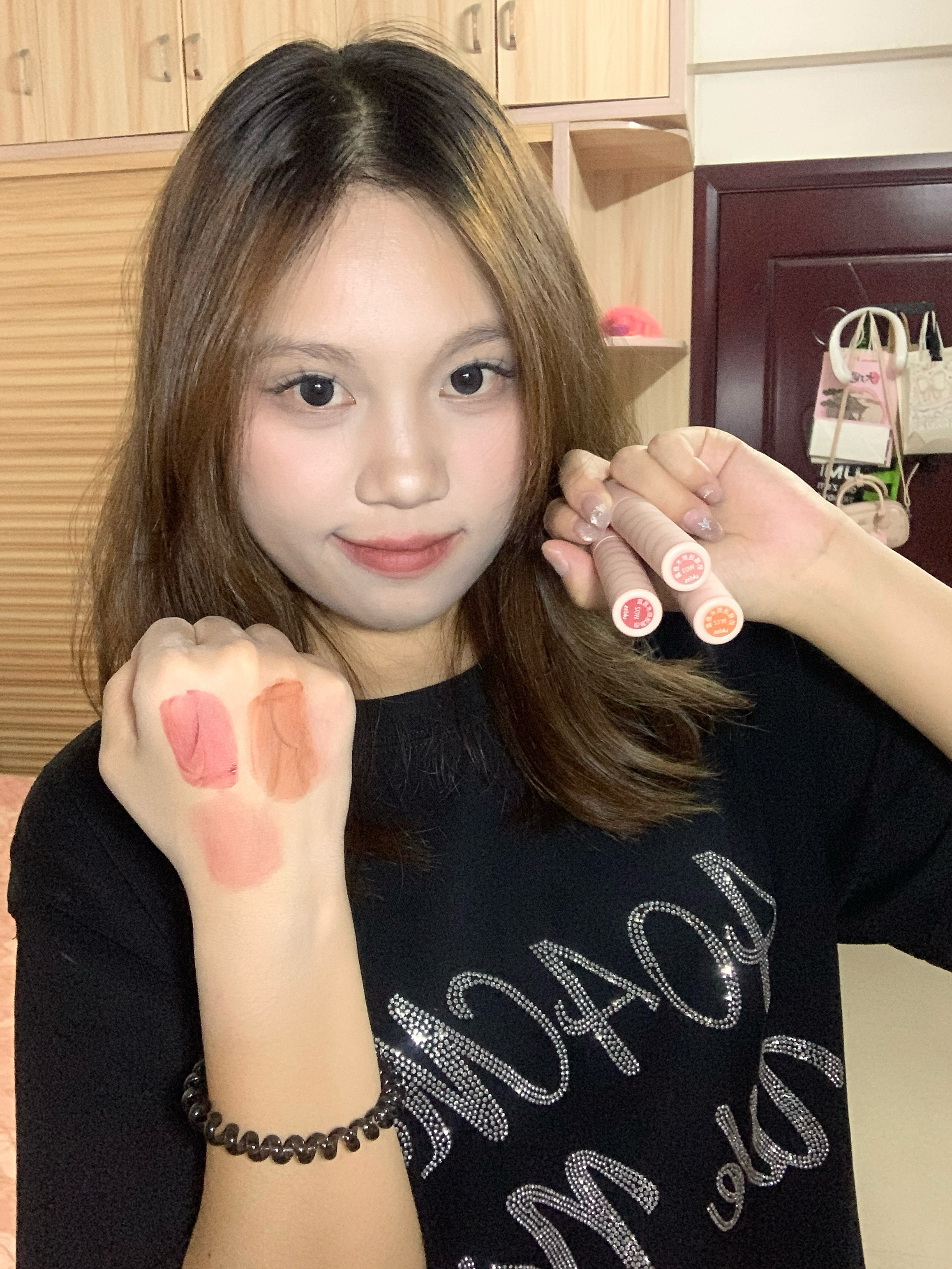 女高人手一支的唇釉……