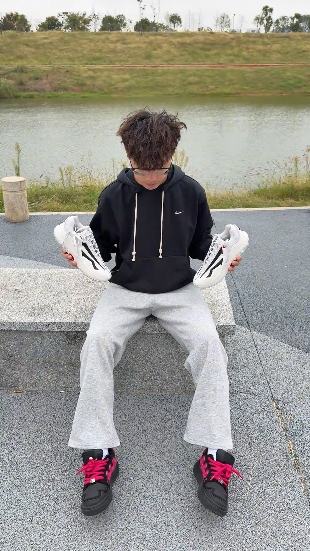 打球男孩的入秋穿搭简约和时尚感都不能落下