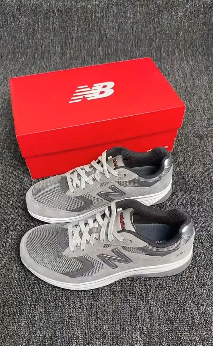 New Balance 880 Gun Metal 男款复古跑者 | 灰调质感与减震实力并存