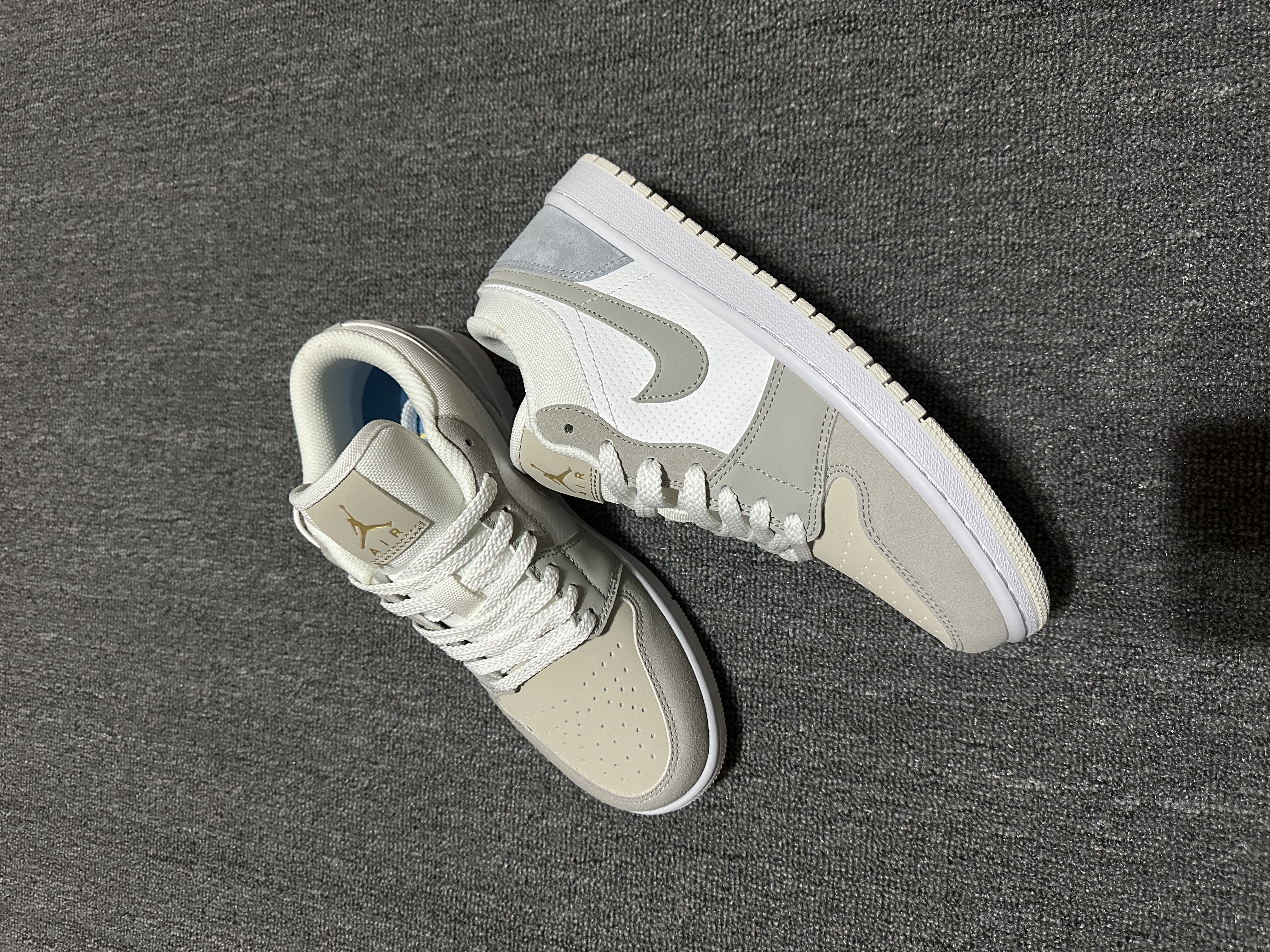 AJ1巴黎限定|浅灰调揉进巴黎浪漫,麂皮