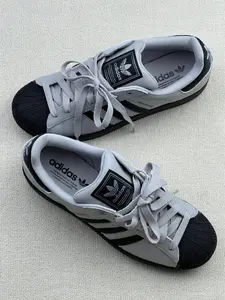adidas 三叶草黑灰配色的贝壳头太酷啦!