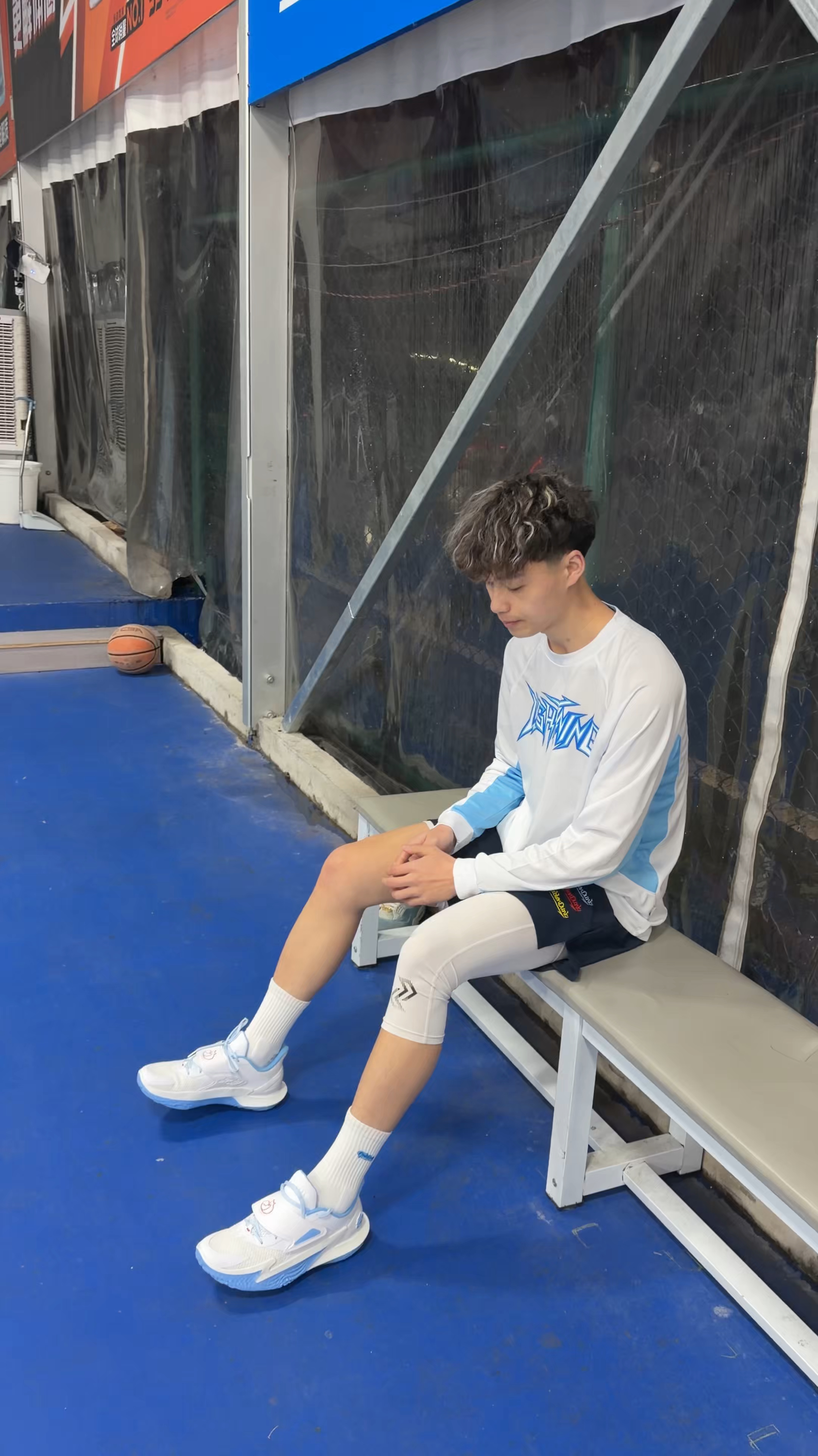 球场青春有活力的篮球男孩都这样穿
