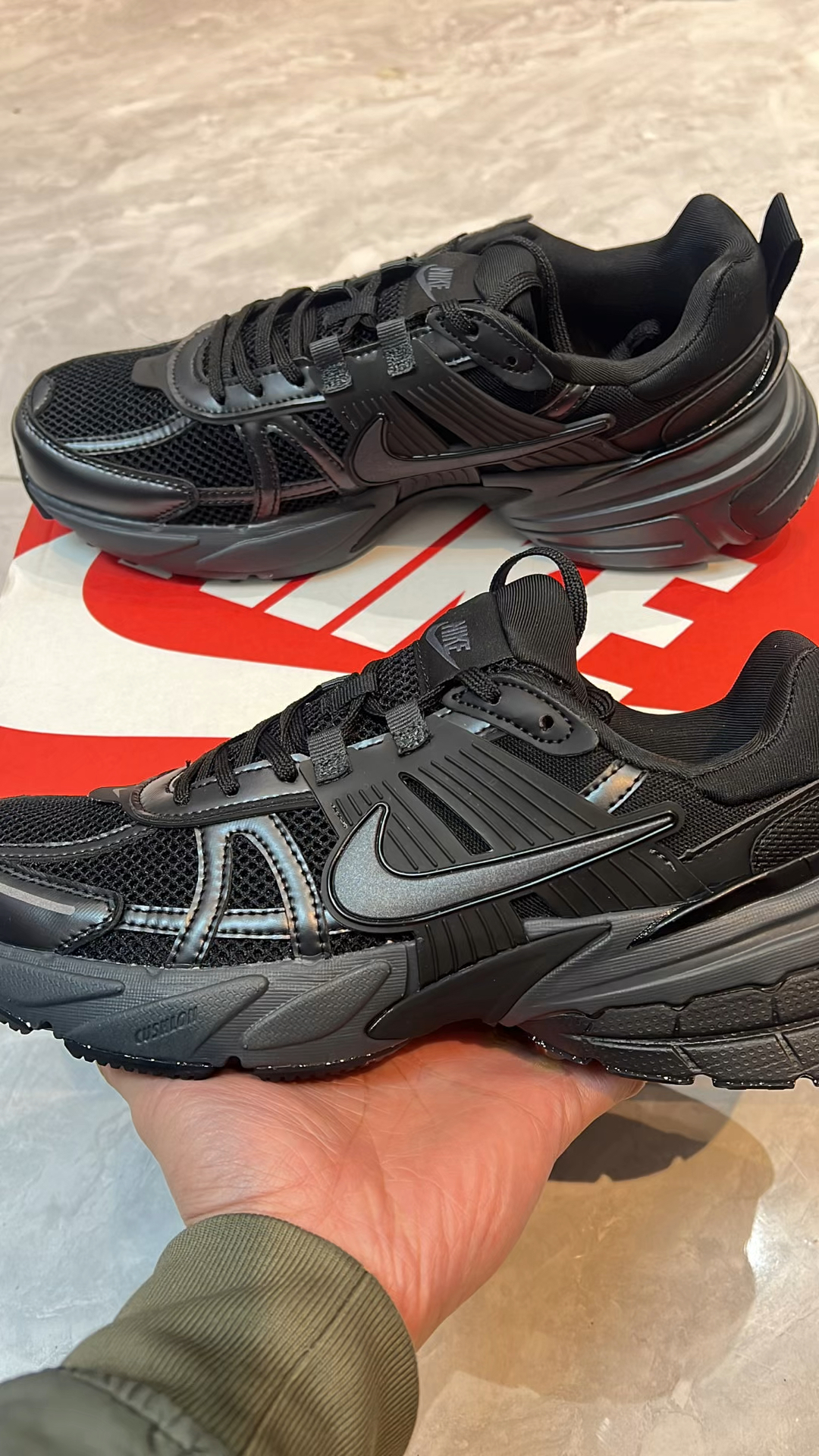 沉浸式开箱～经典复古NIKE纯黑休闲鞋！
