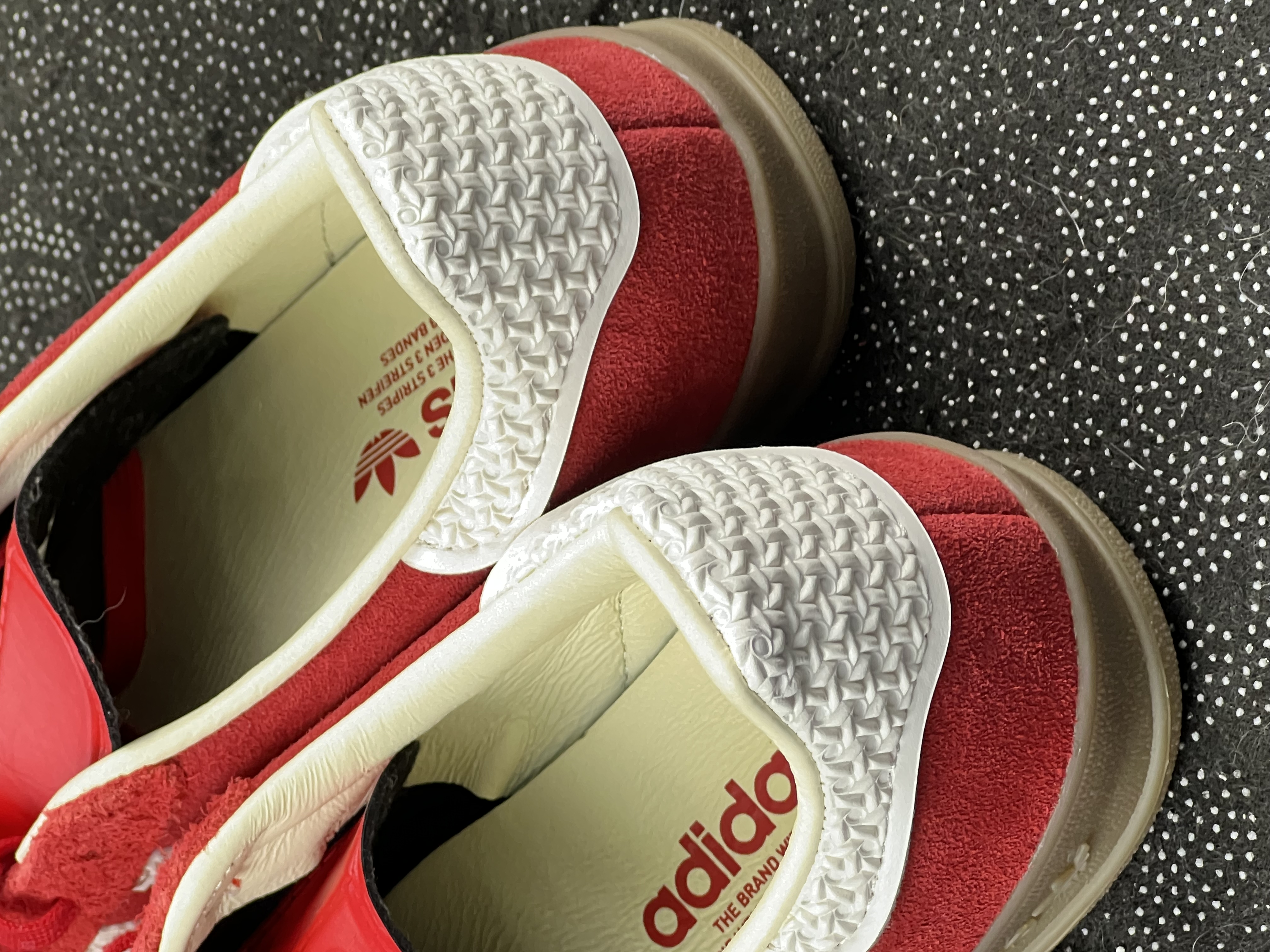 🔴 这双复古红麂皮德训鞋，新年氛围感直接拉满✨