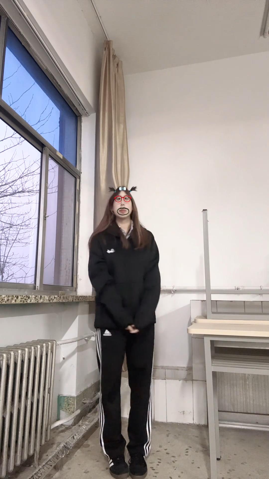 小伙一身黑 到哪都ok