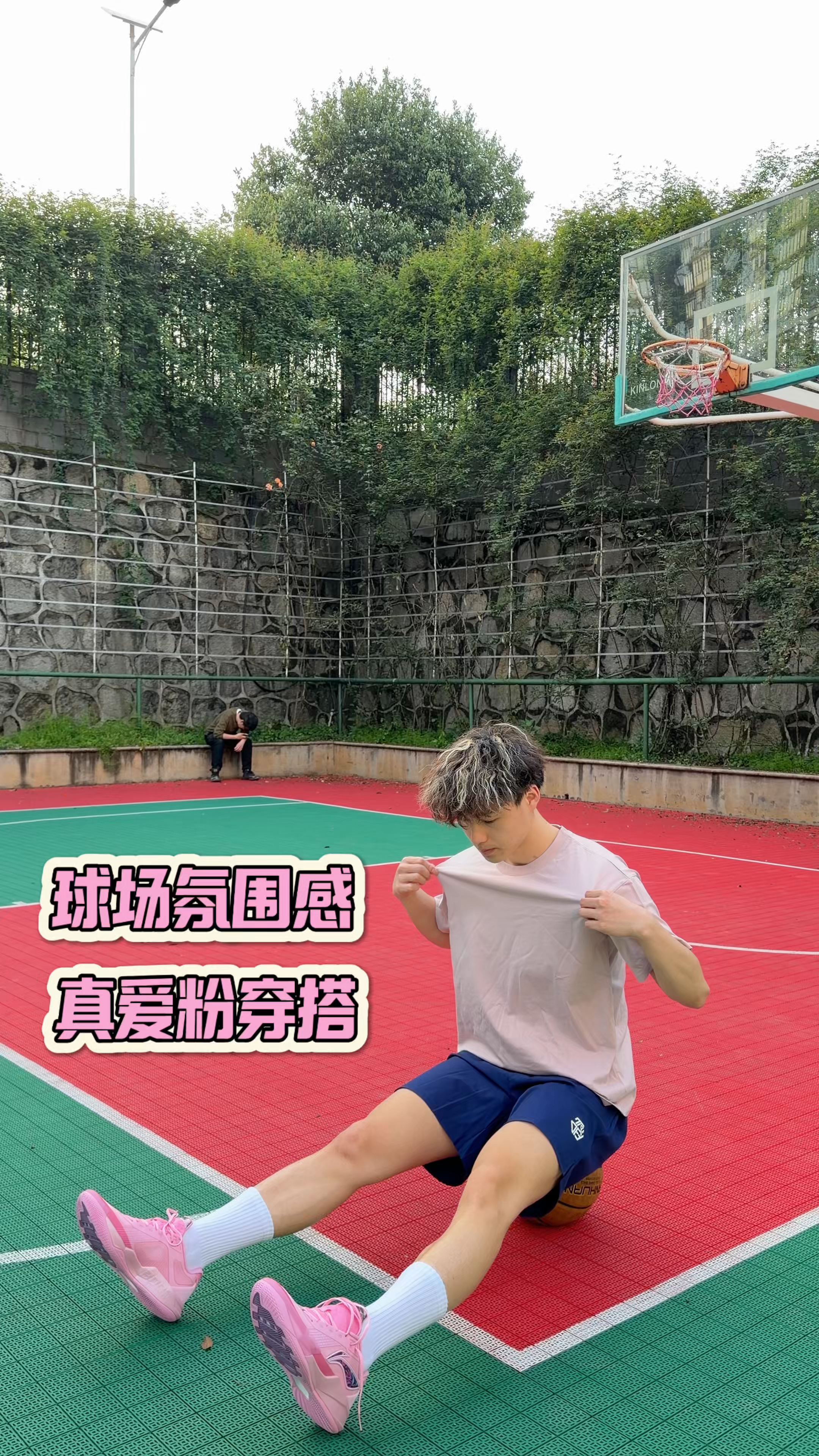 篮球小哥的初夏好看极简的美式风穿搭分享