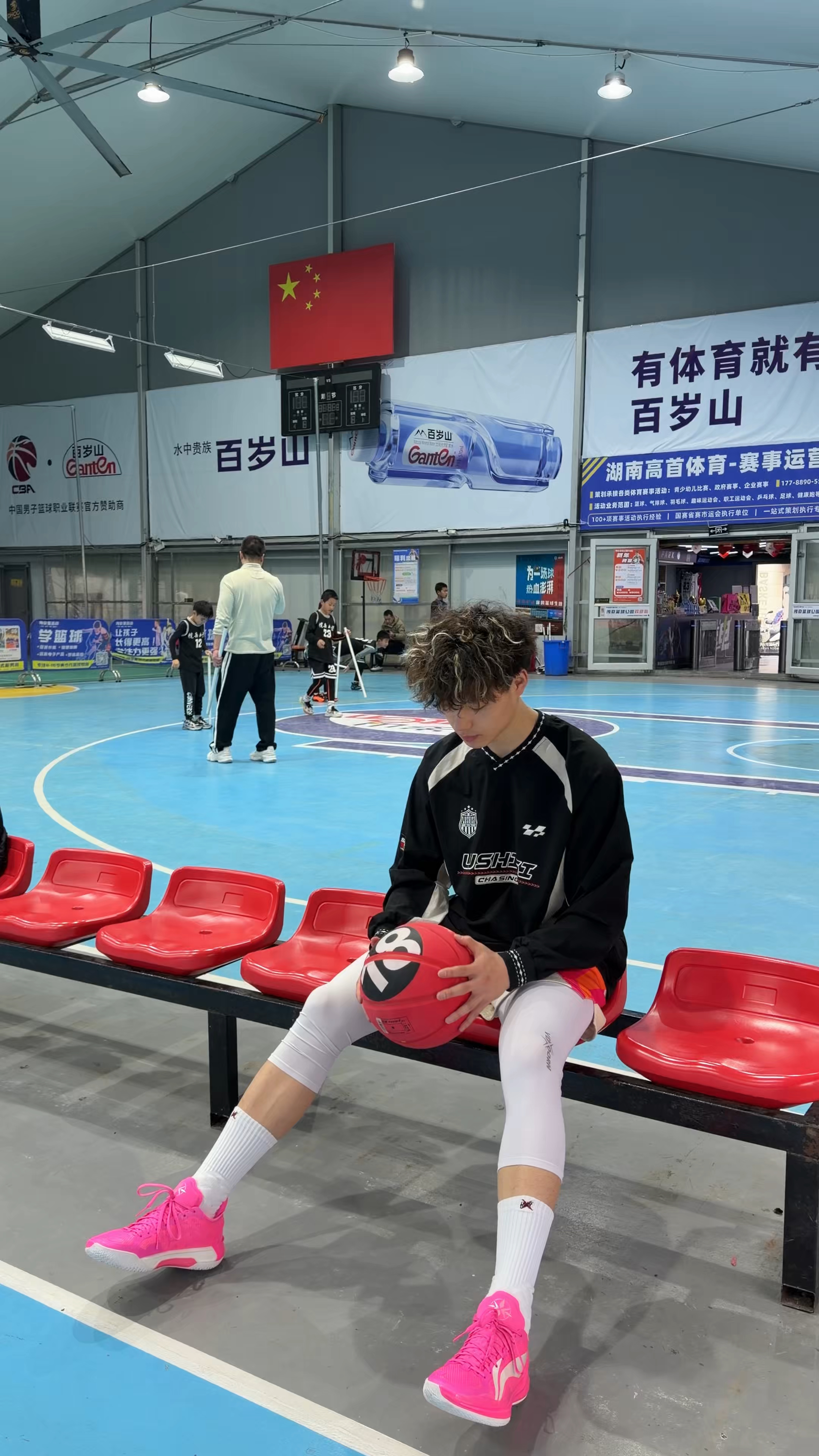 球场沉浸式打球这样穿实在是太爽咯