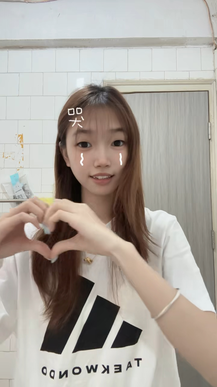 阿迪达斯短袖