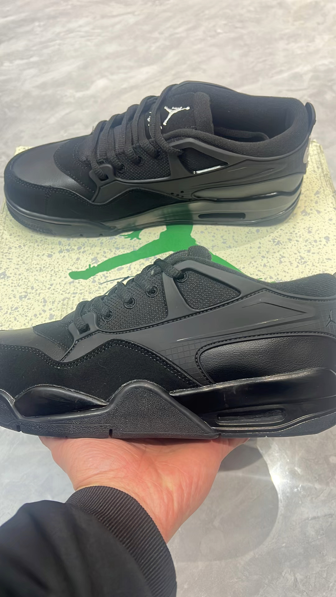 沉浸式开箱～经典纯黑AJ4休闲鞋！