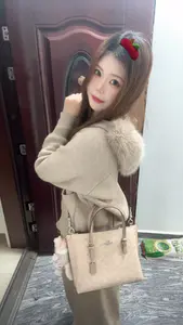 温柔系穿搭|针织衫+Coach托特包太绝啦