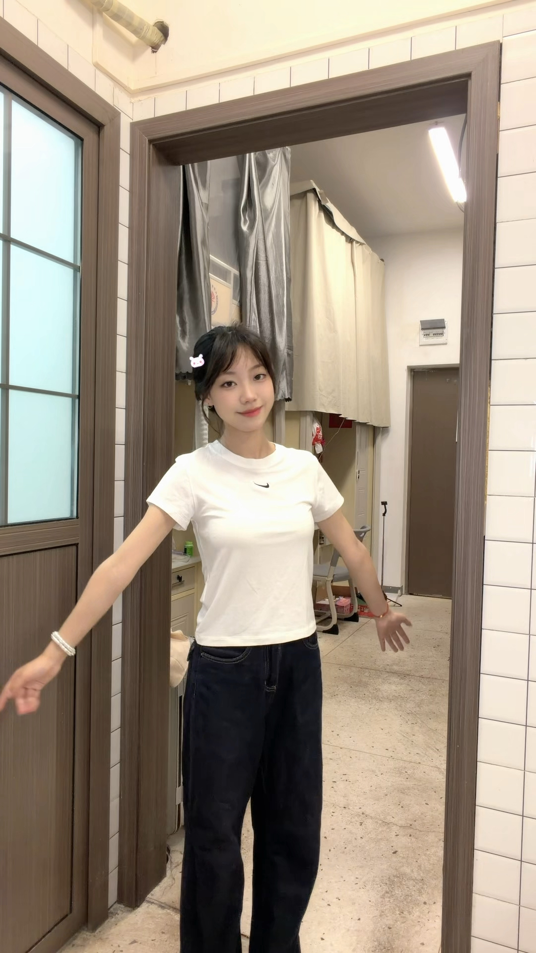 ✨纯欲风的天花板！Nike白色紧身短袖T
恤，小勾子大气质