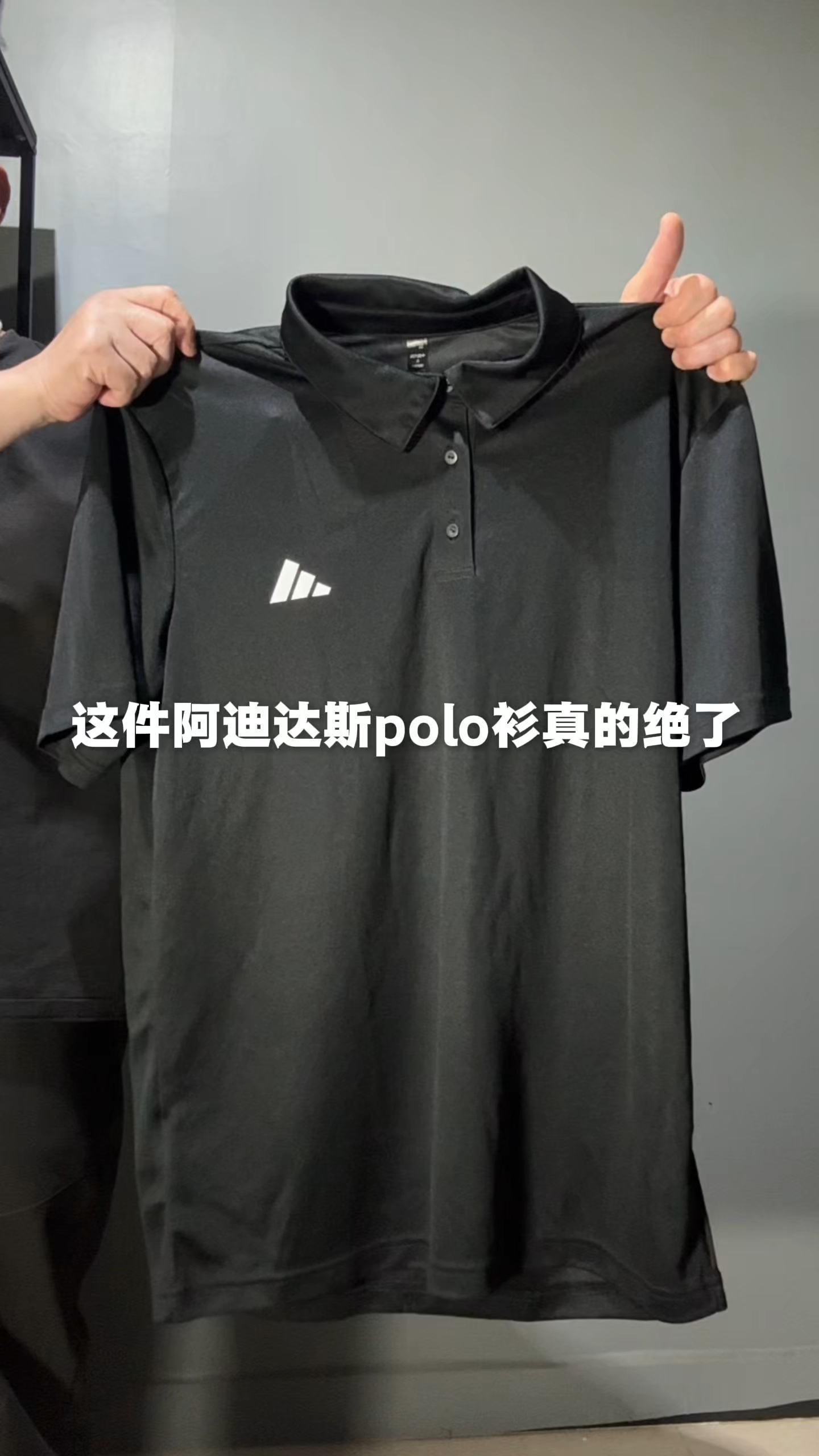 今天分享一件高颜值短袖
黑色比较经典百搭