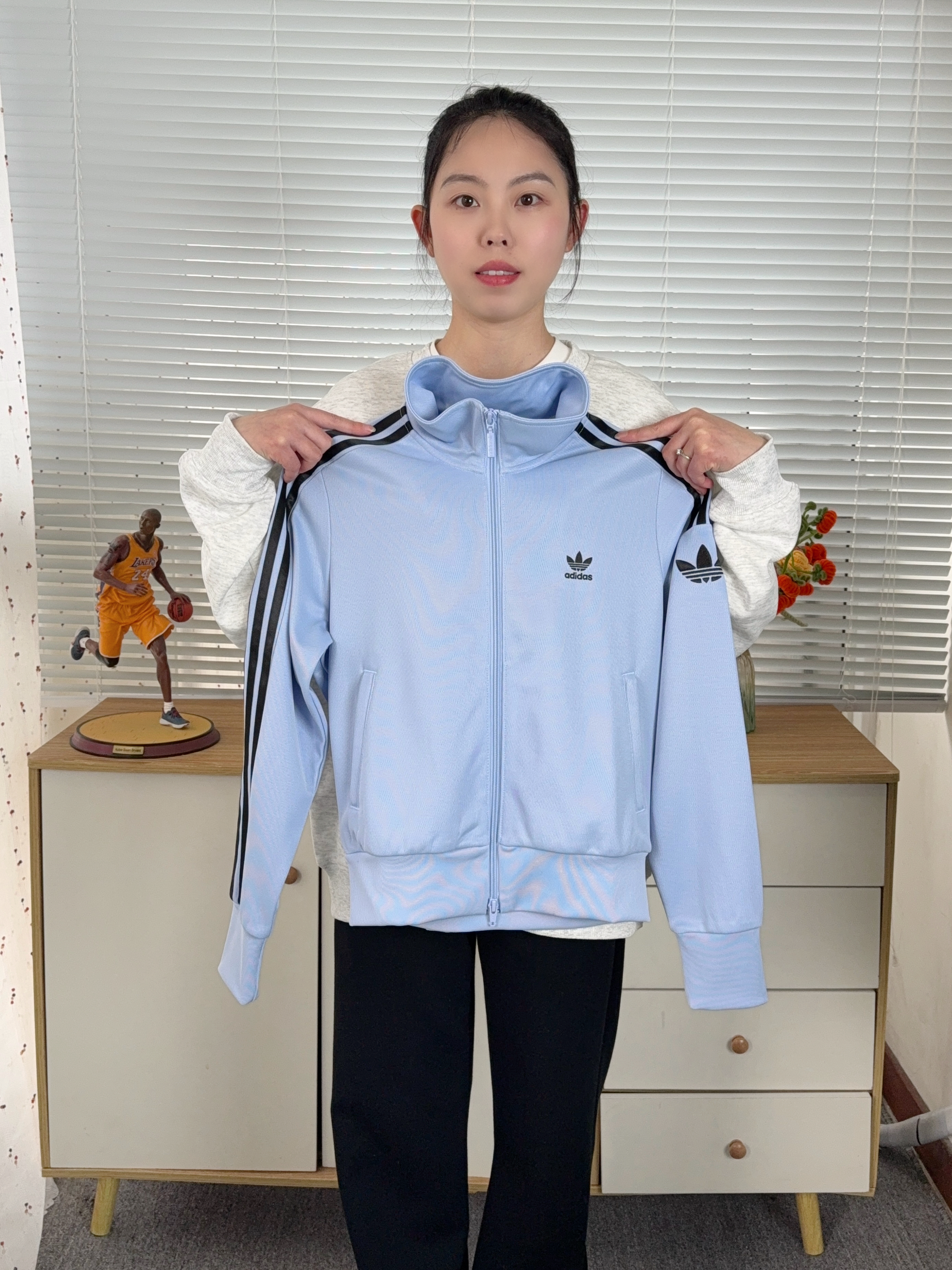 阿迪达斯｜浅蓝色复古立领夹克，春天穿超清爽❗️