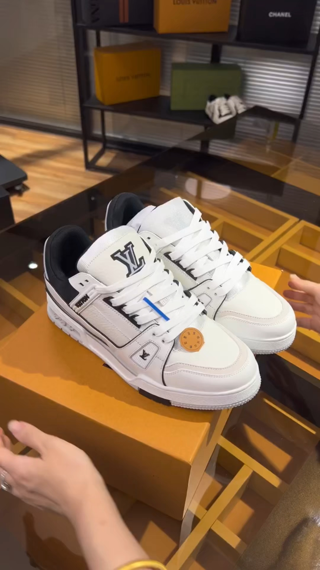 LV Trainer｜耐看的黑白拼色板鞋