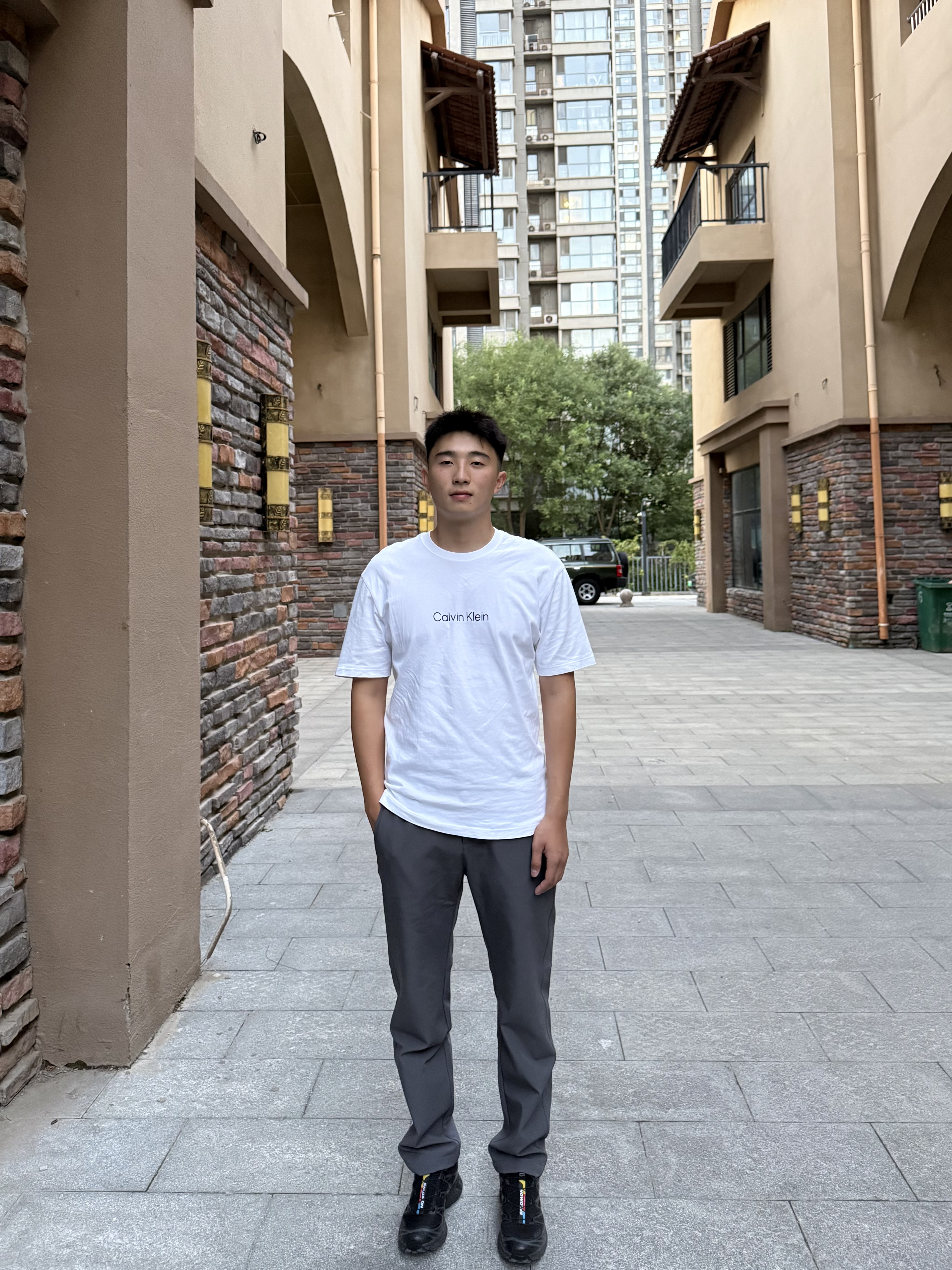 一键解锁秋日穿搭｜白T配灰裤👖，真的帅❗️
