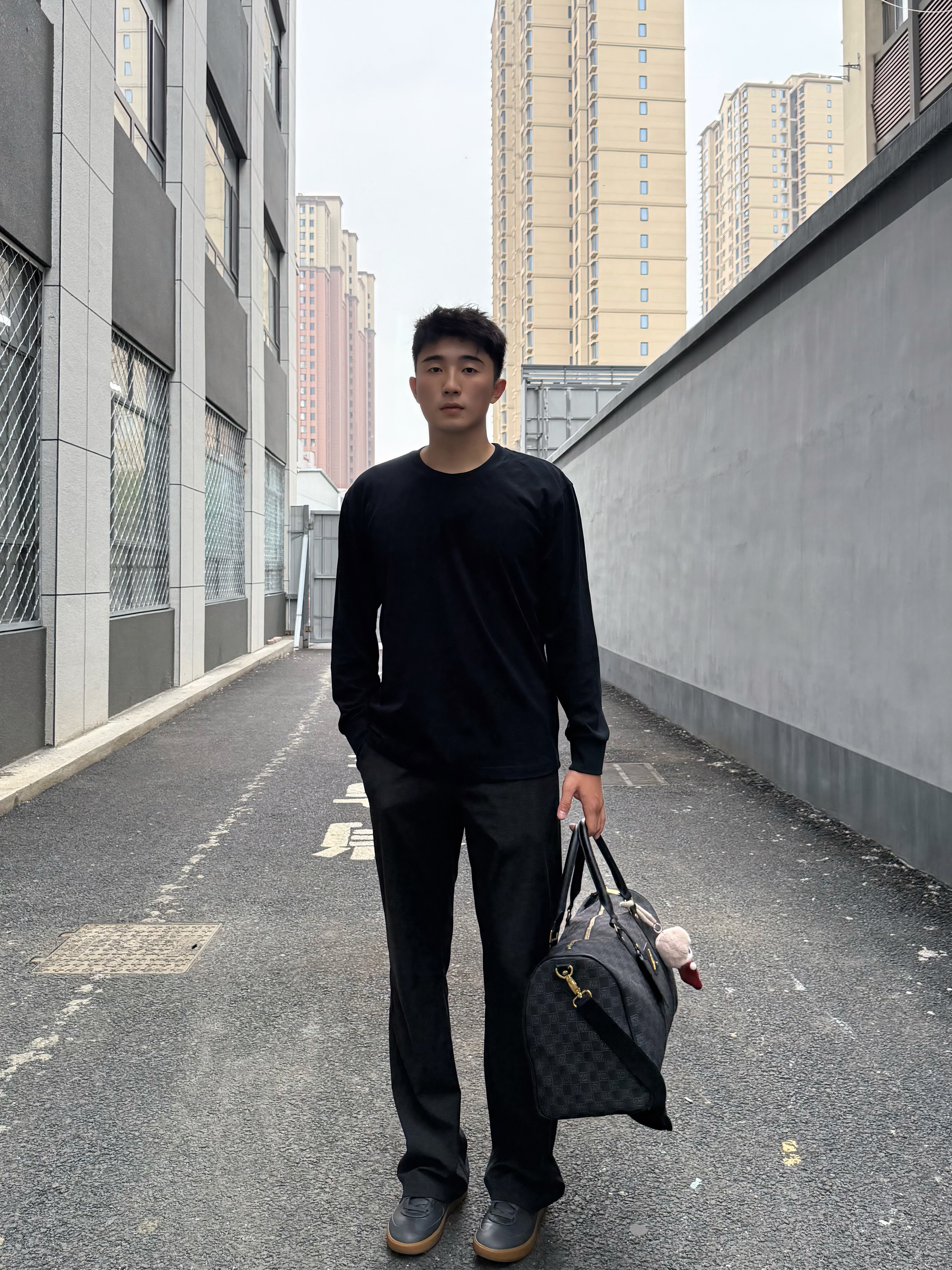 一键解锁秋日穿搭｜基础款T恤搭配深灰西裤真的帅