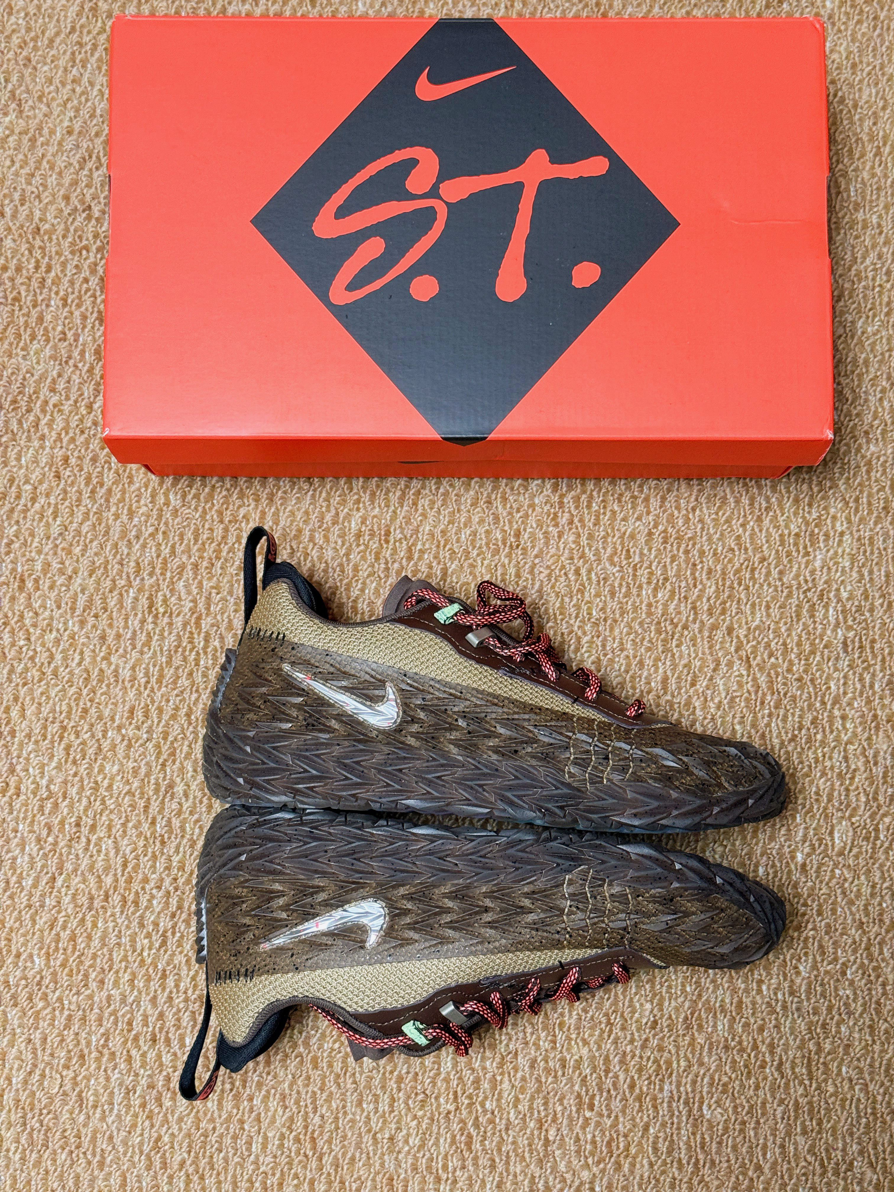 藏在鞋身里的一点亮绿💚