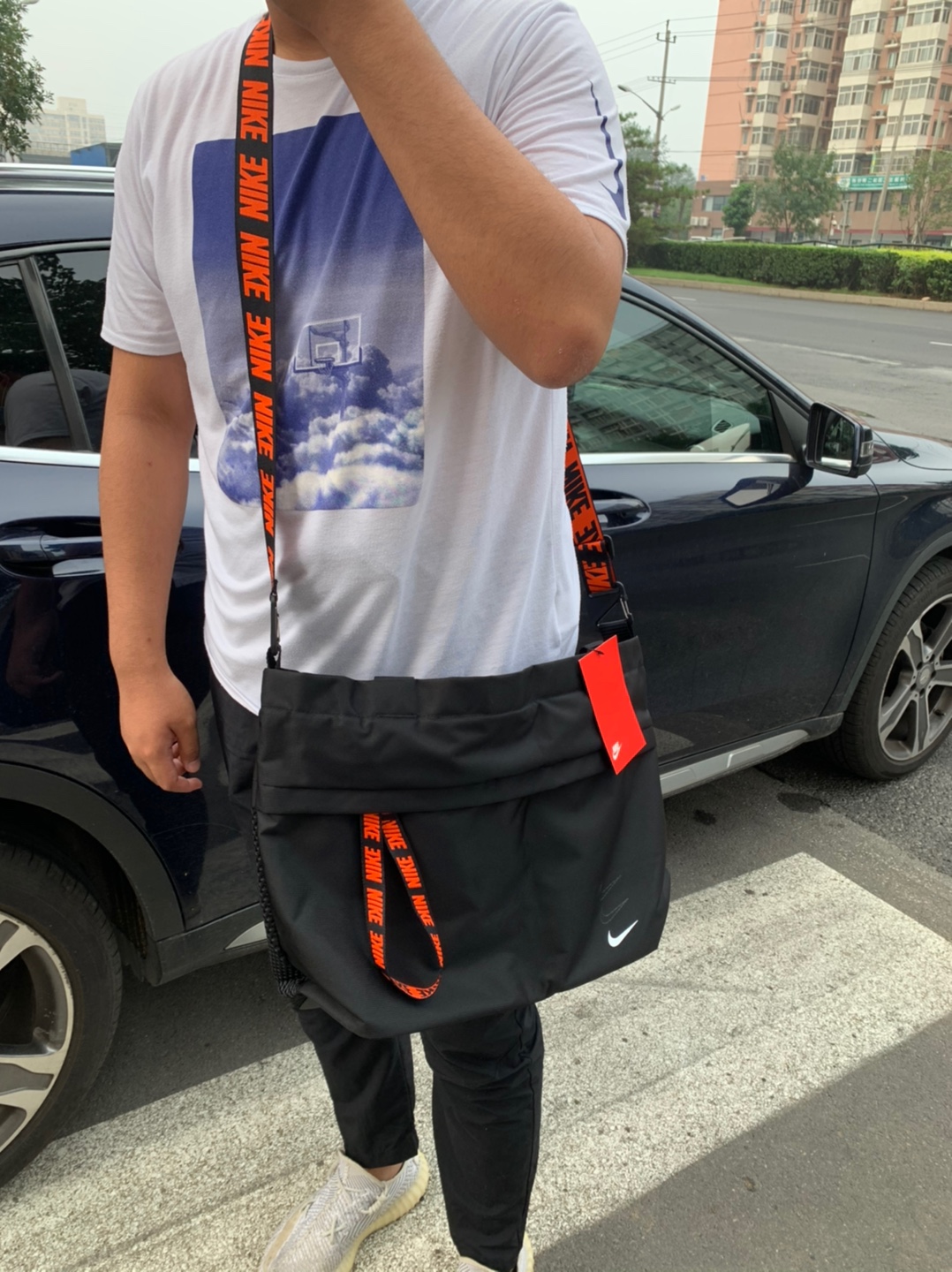 外观材质：简单帅气 个子高的男孩背着太帅