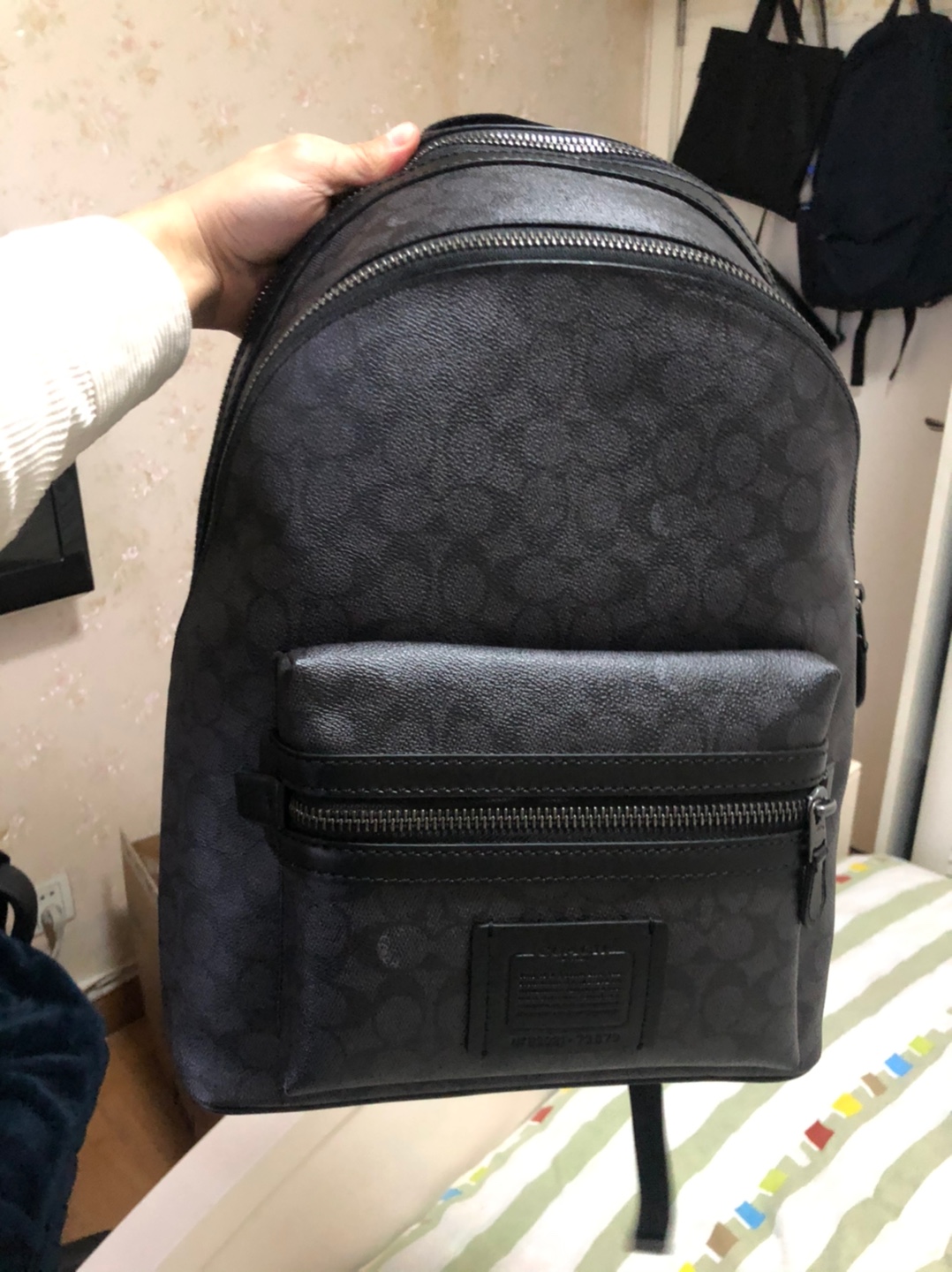 款式很好看，专柜货的logo是淡淡的。去
