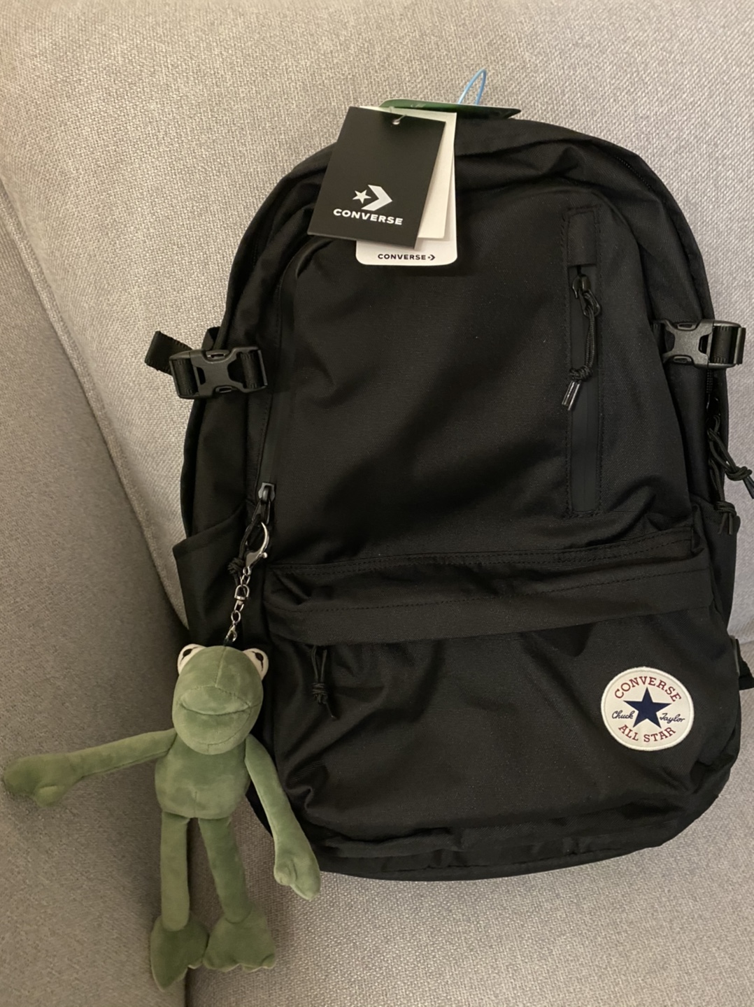 识货买的，对比了一下，匡威是正品。材质很