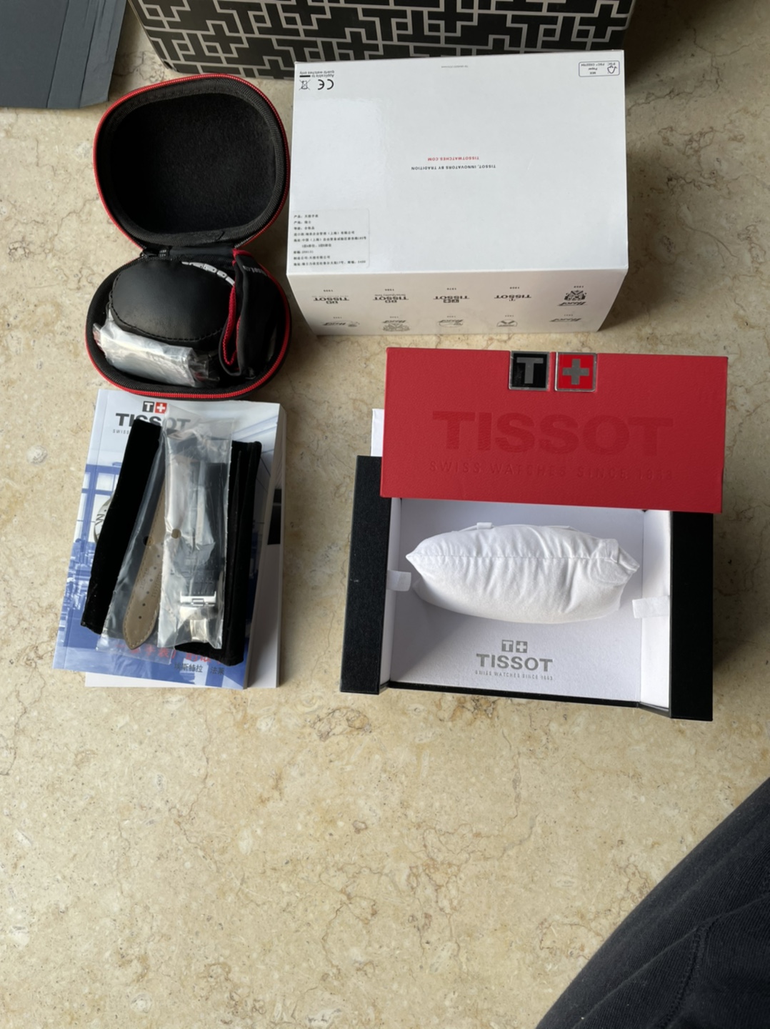 首先有保卡，正规的明细单。包装严密，防拆