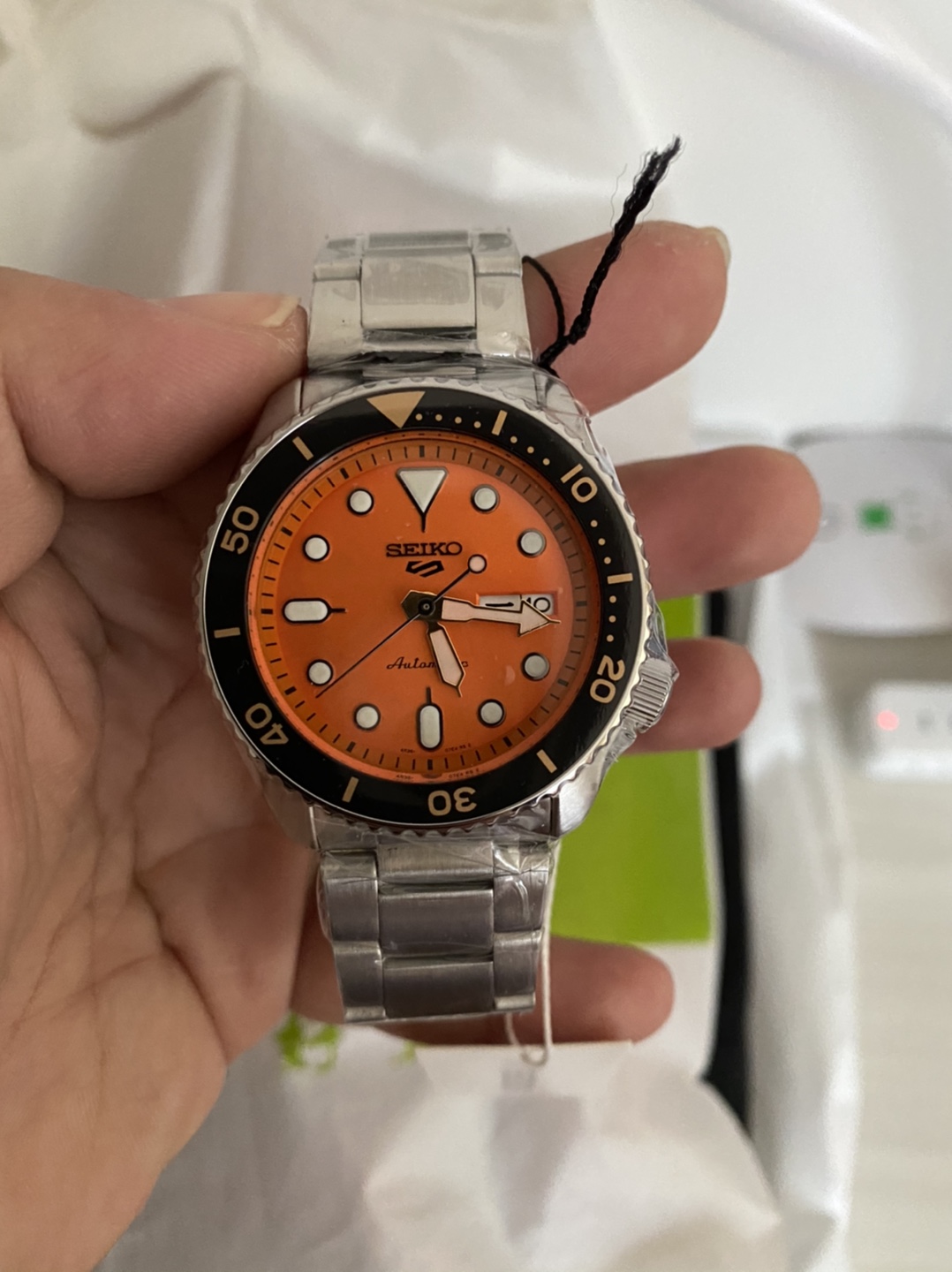 表质感还可以，分量挺沉的，放了一天慢了四