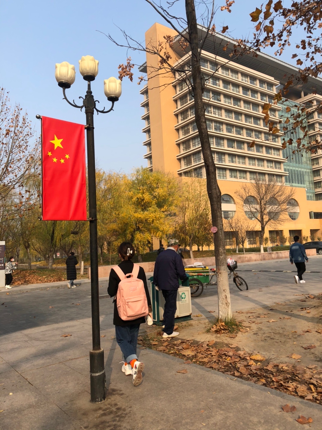 书包质量非常好，布料很厚实。有那种高大上