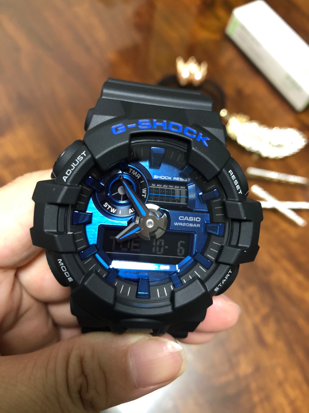 表带质量：软硬适中 表盘设计：太美了，惊
