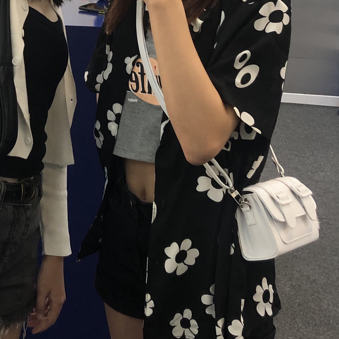 斜挎或单肩都可以！！虽然是mini但是装